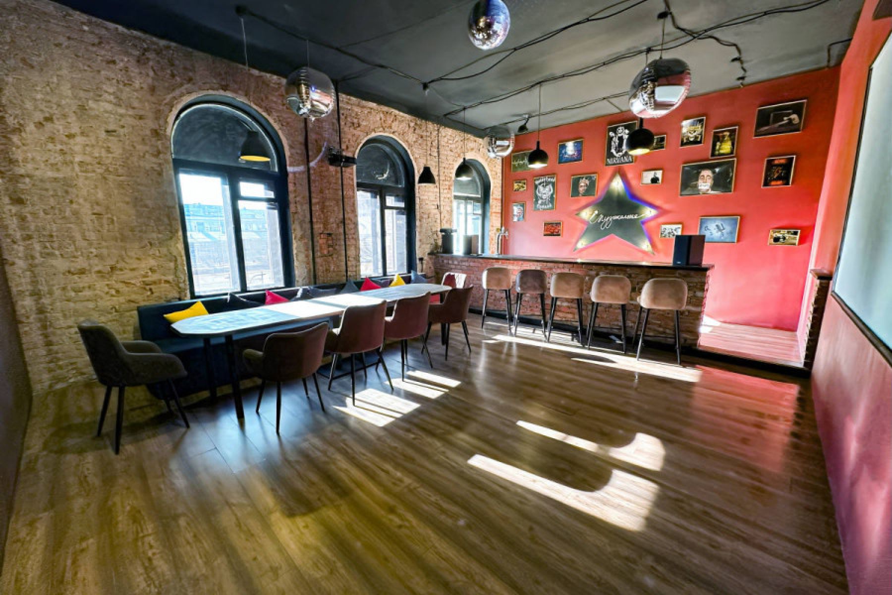 Барная стойка в лофте «All Stars»