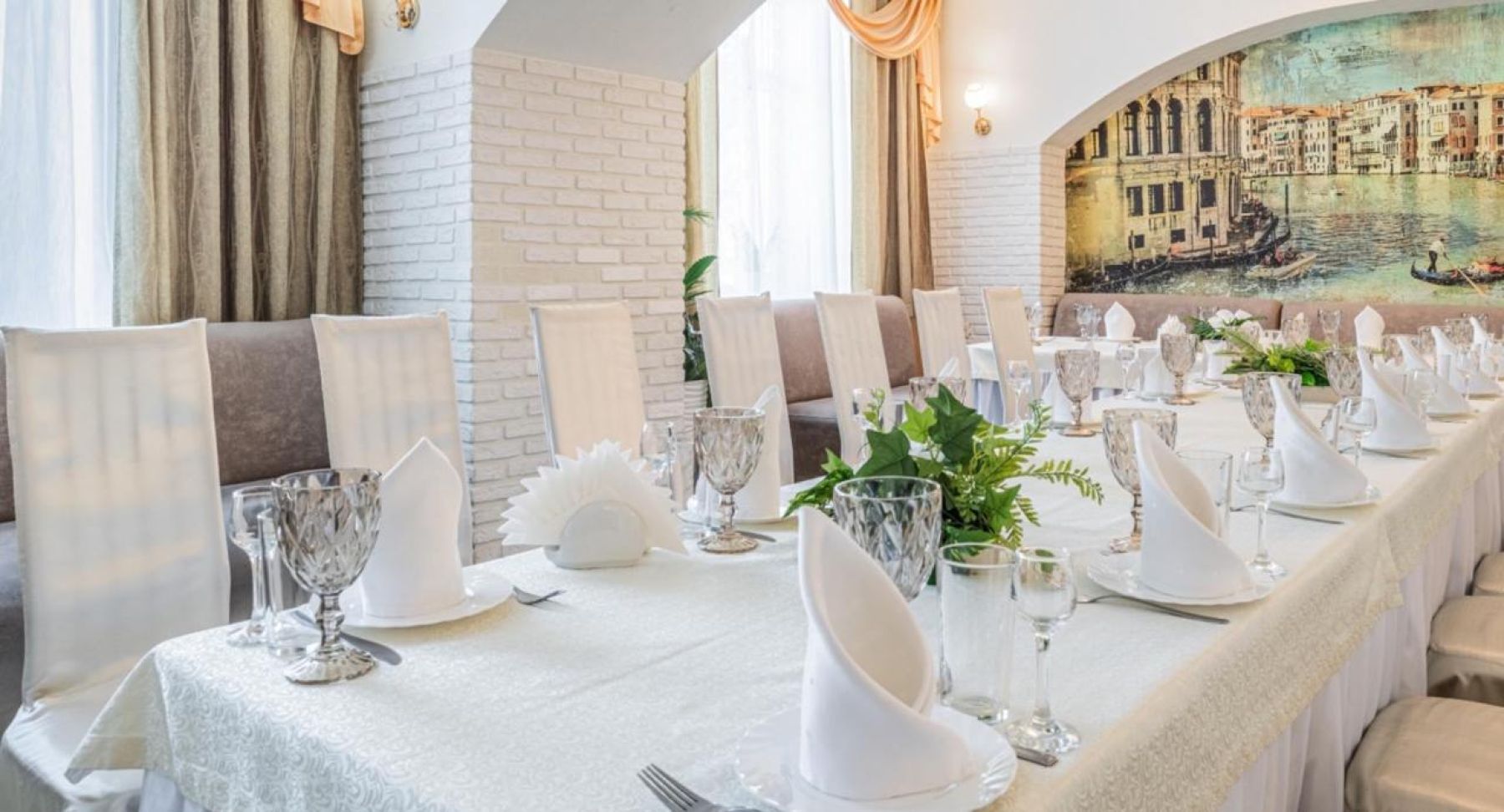 Танцпол в банкетном зале Парус