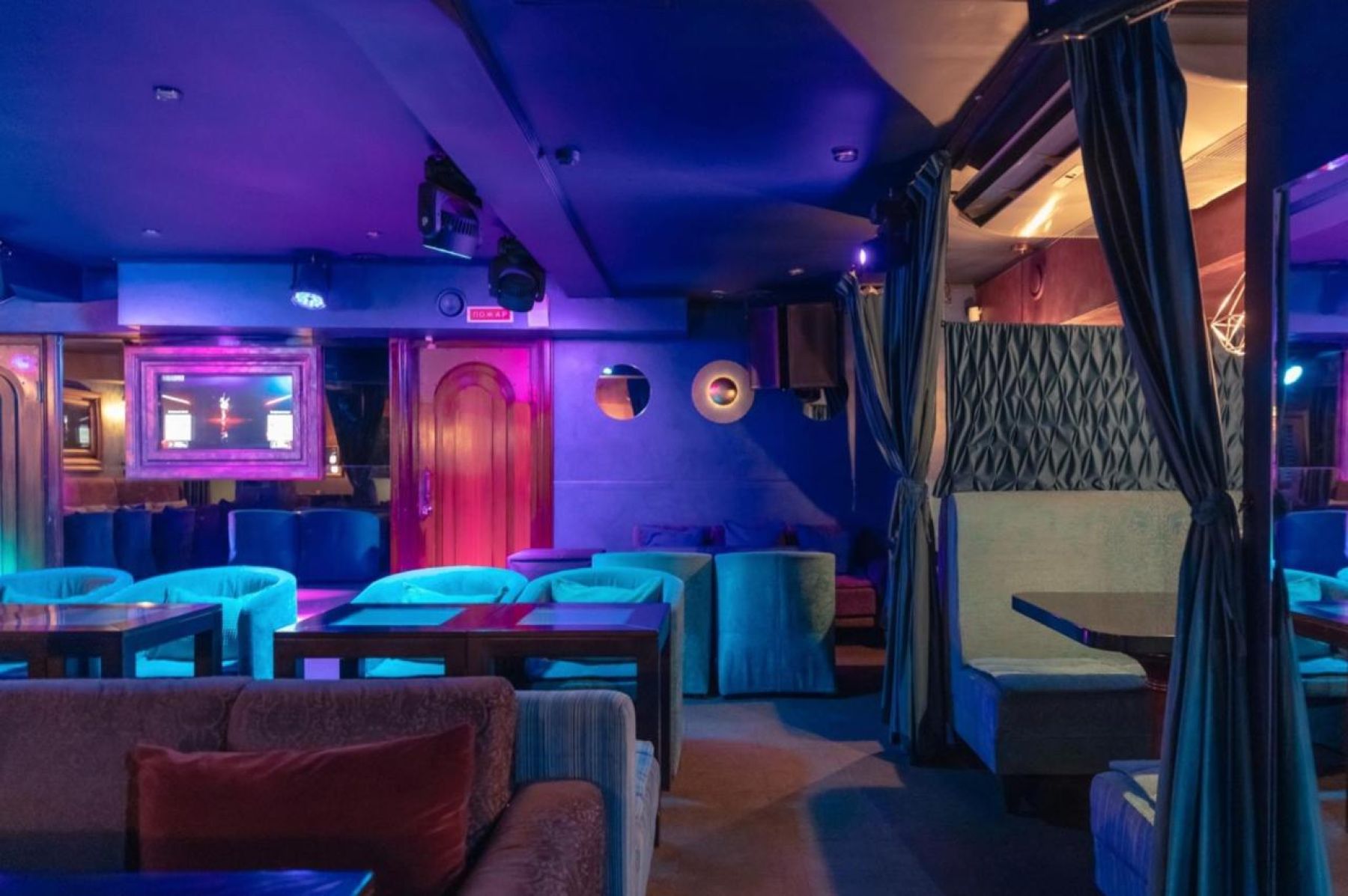 Зона для отдыха с диванами в Shisha