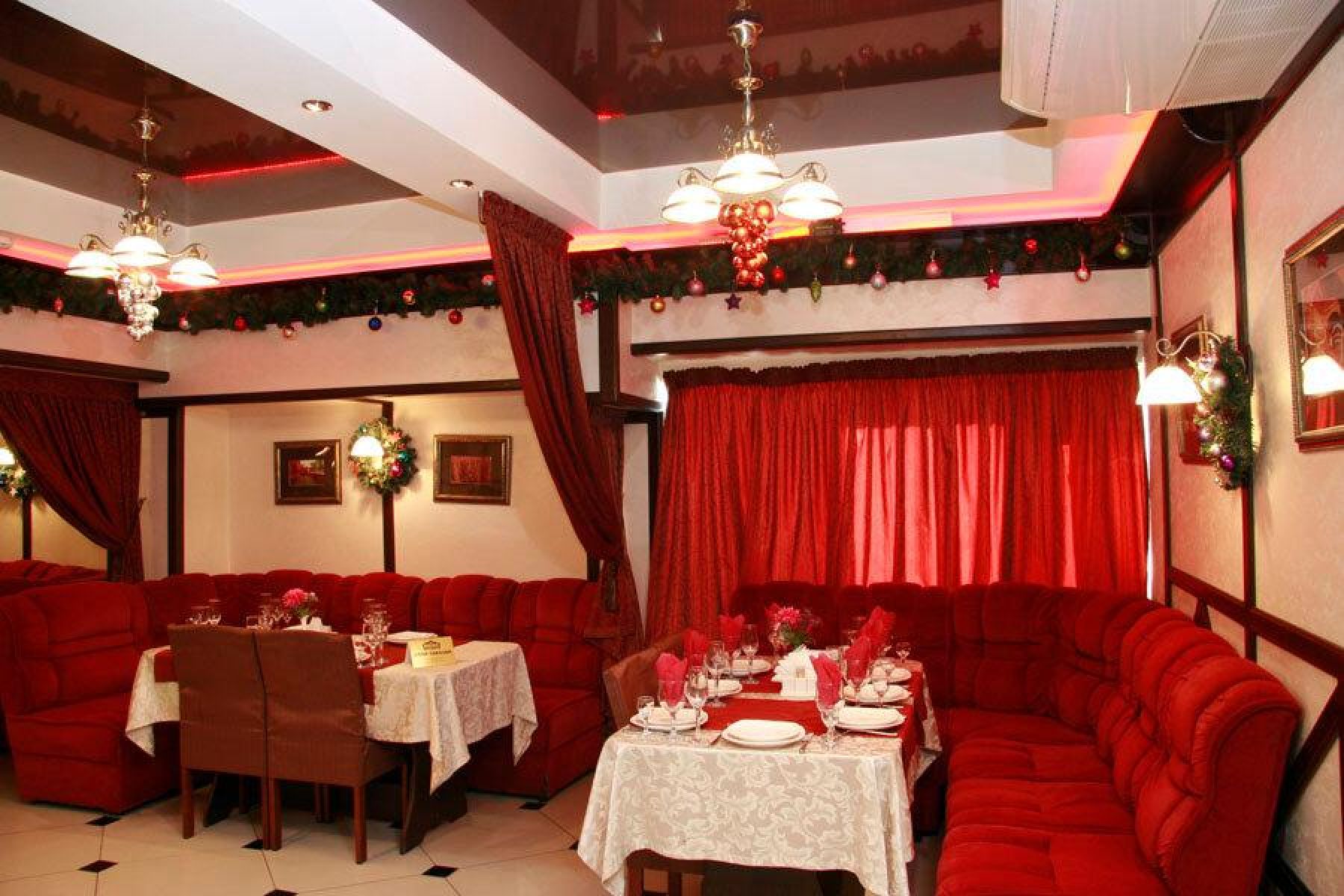 Стильные осветительные приборы в банкетном зале