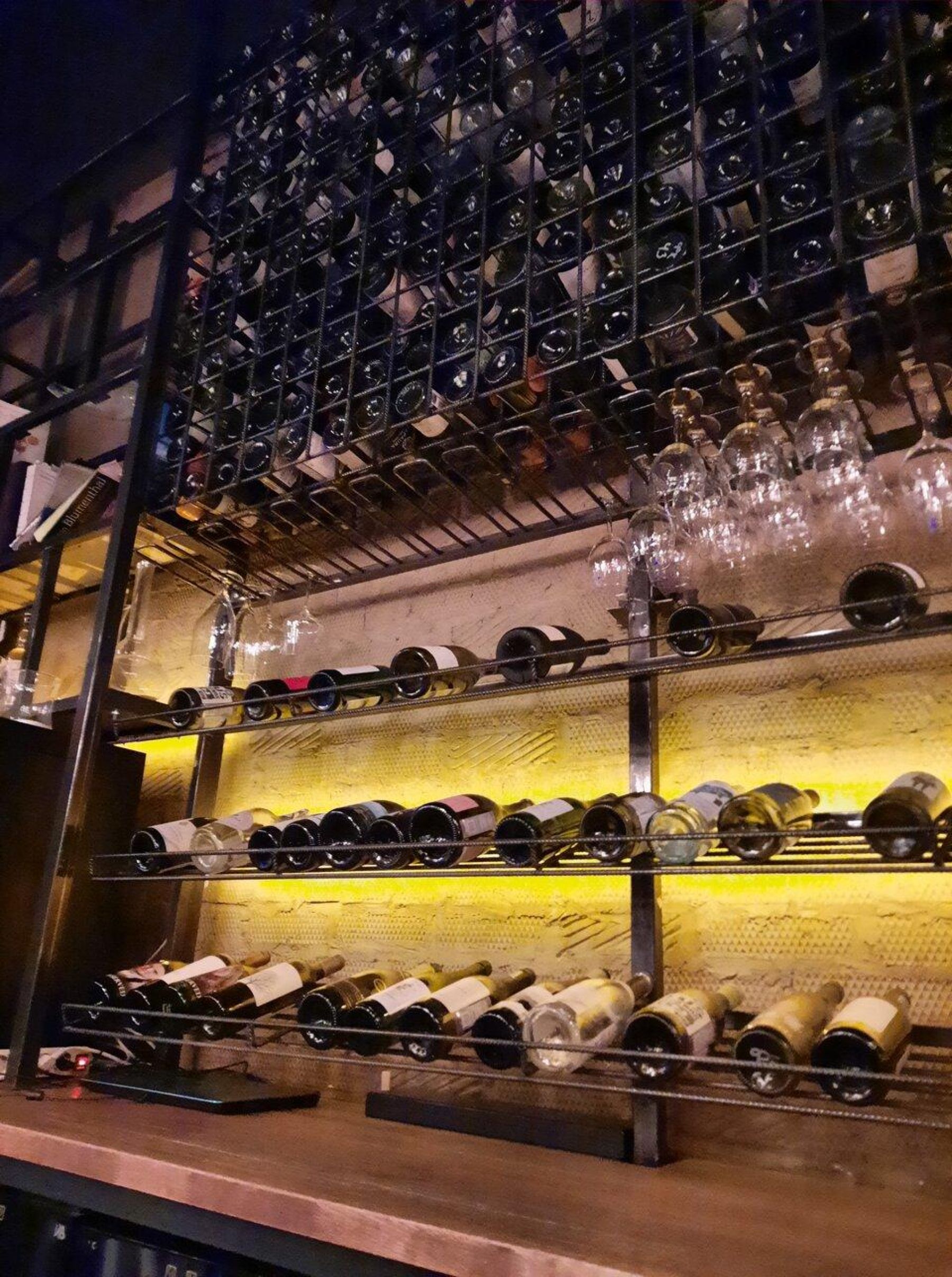 Праздничное оформление в ресторане Pardon My French