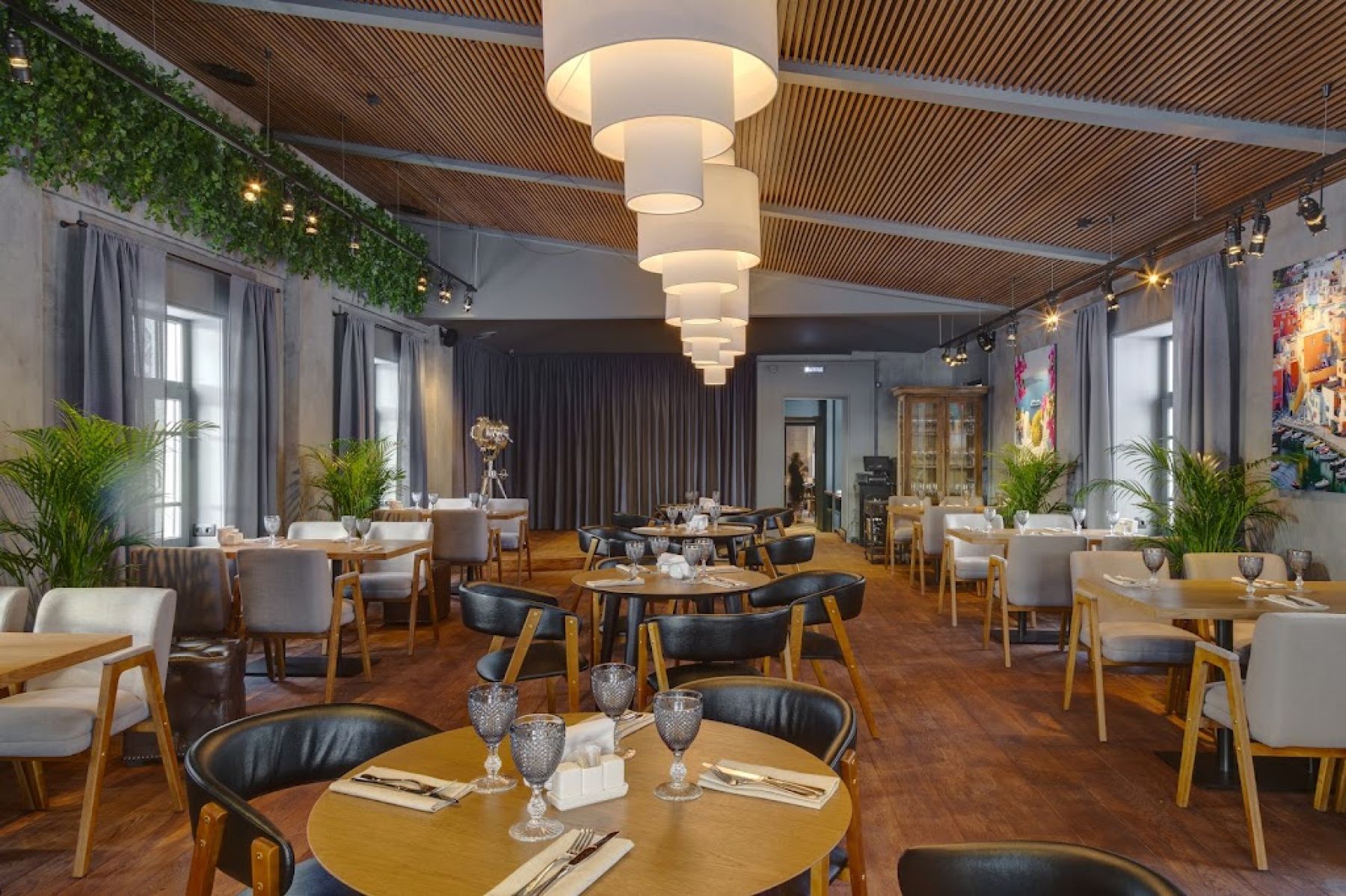 Терраса ресторана «Рыба моей мечты» с причалом для яхт