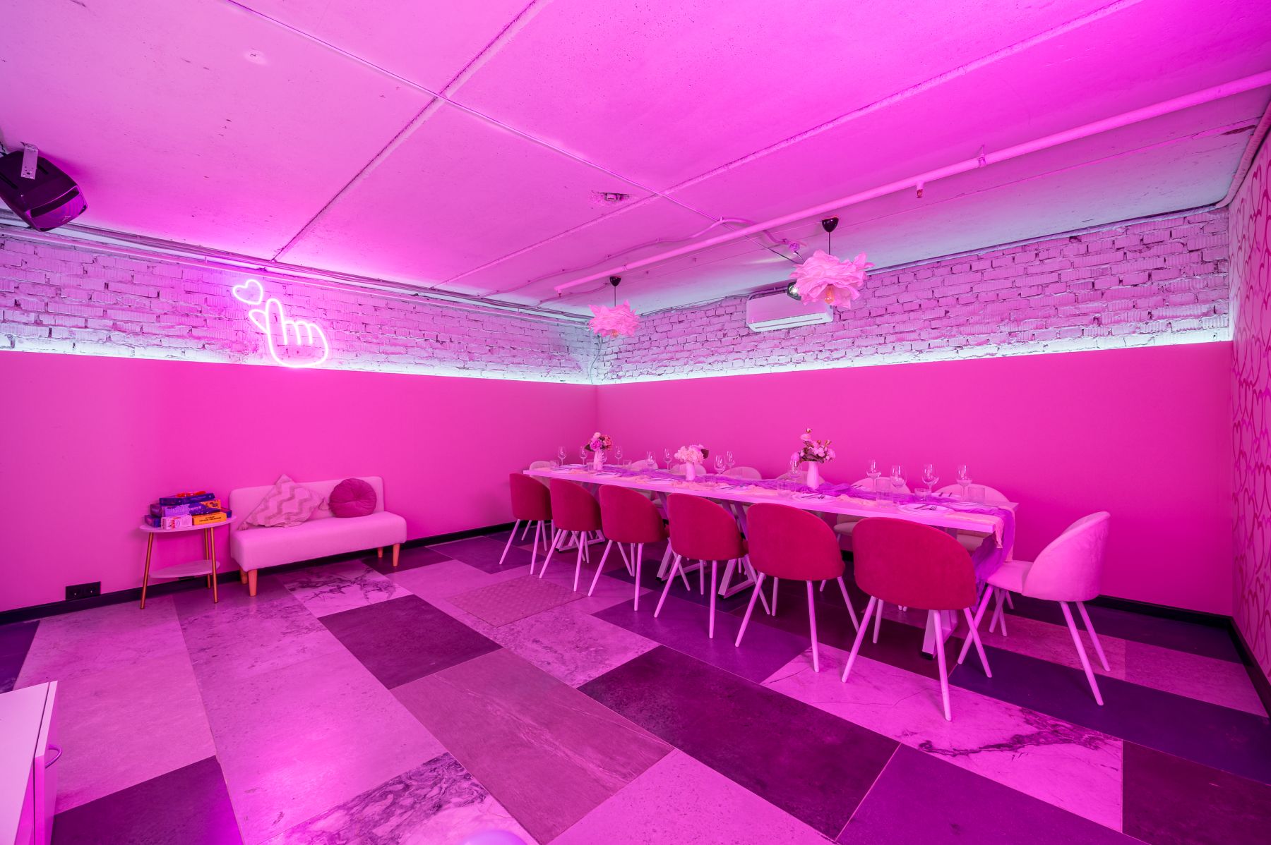 Фотозона в пастельных тонах в зале Кенди