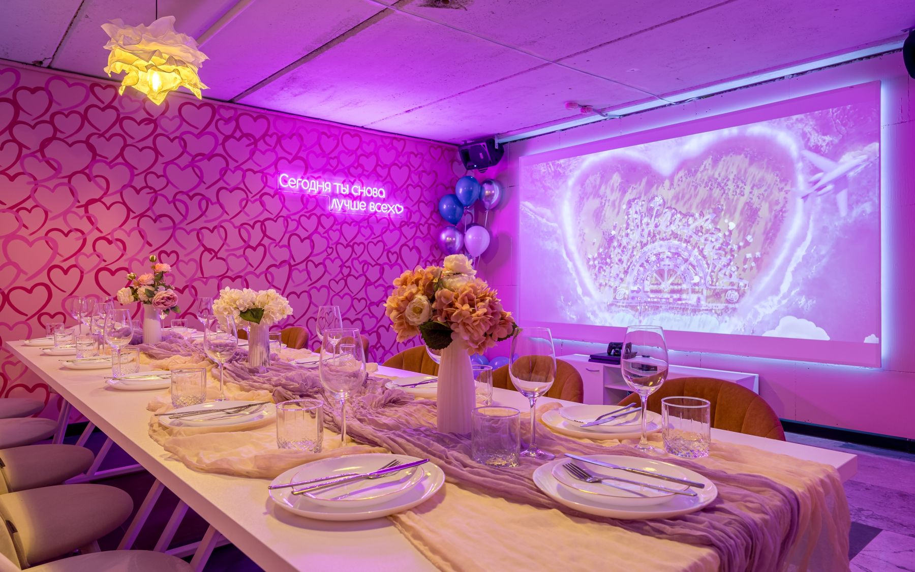 Светлый зал Кенди с диско-шаром