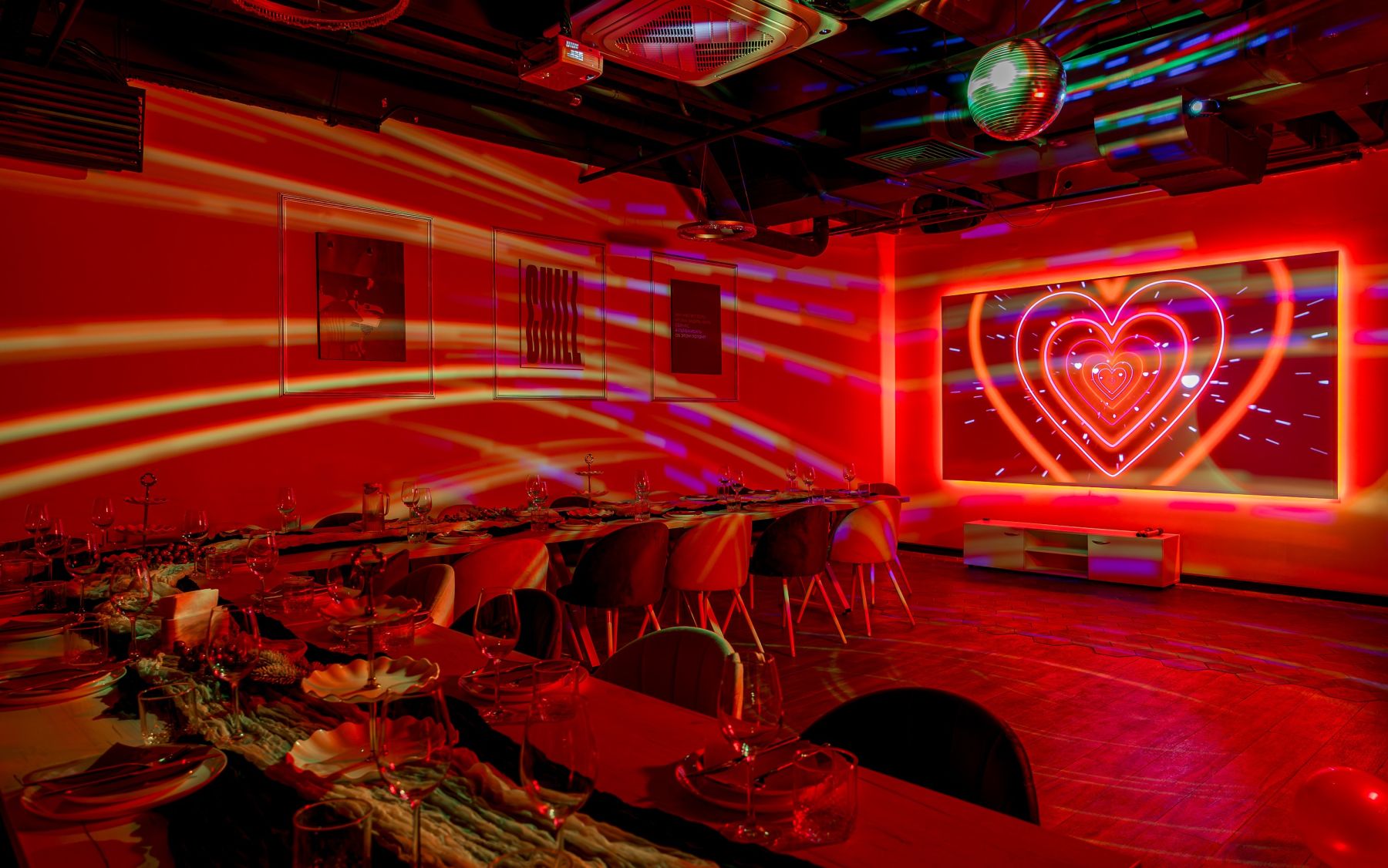 Лофт Холидей - интерьер с бордовой мебелью