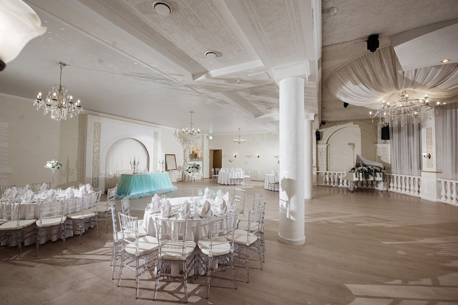 Сцена в банкетном зале «Зефир»