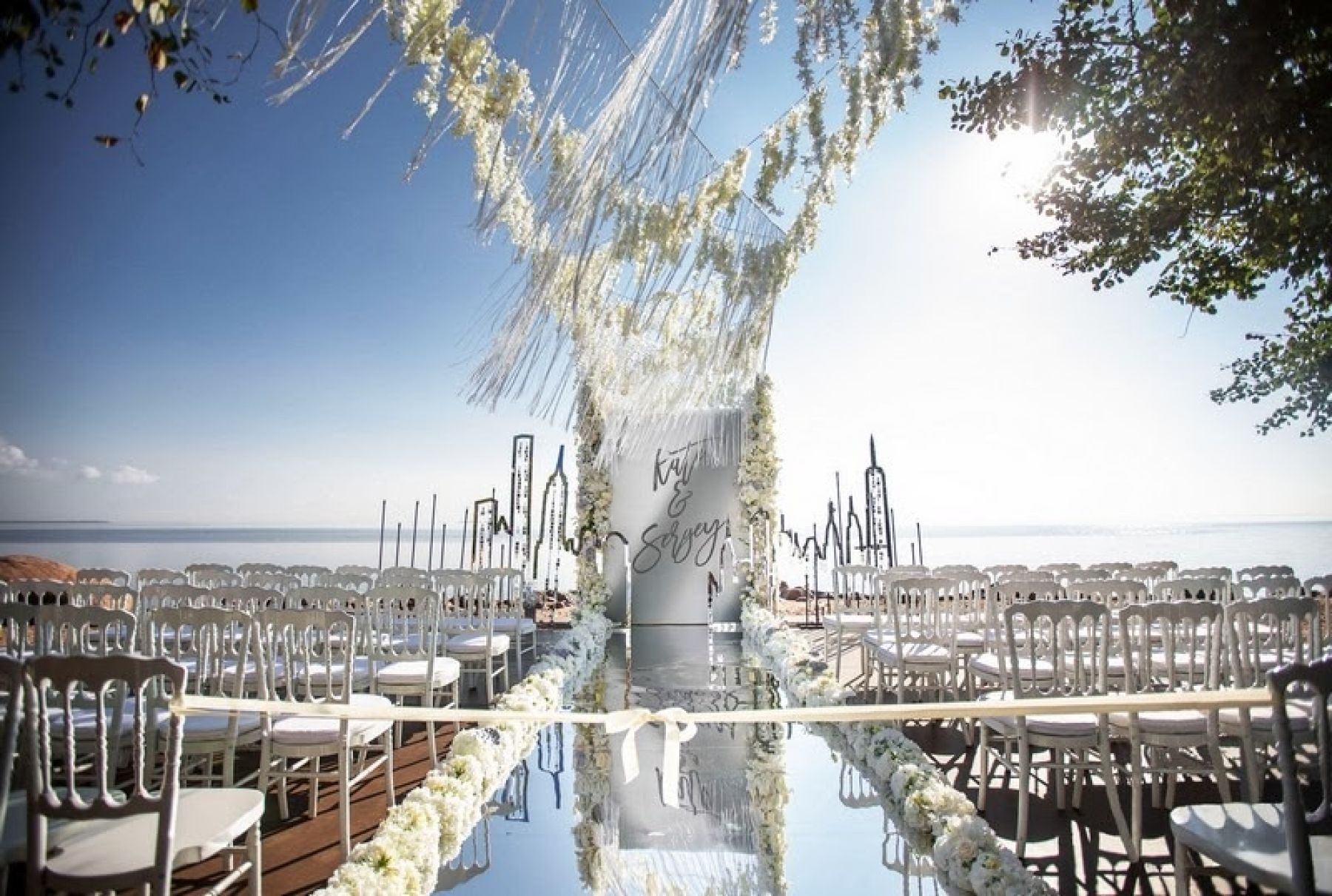 Прием гостей на веранде комплекса Majestic