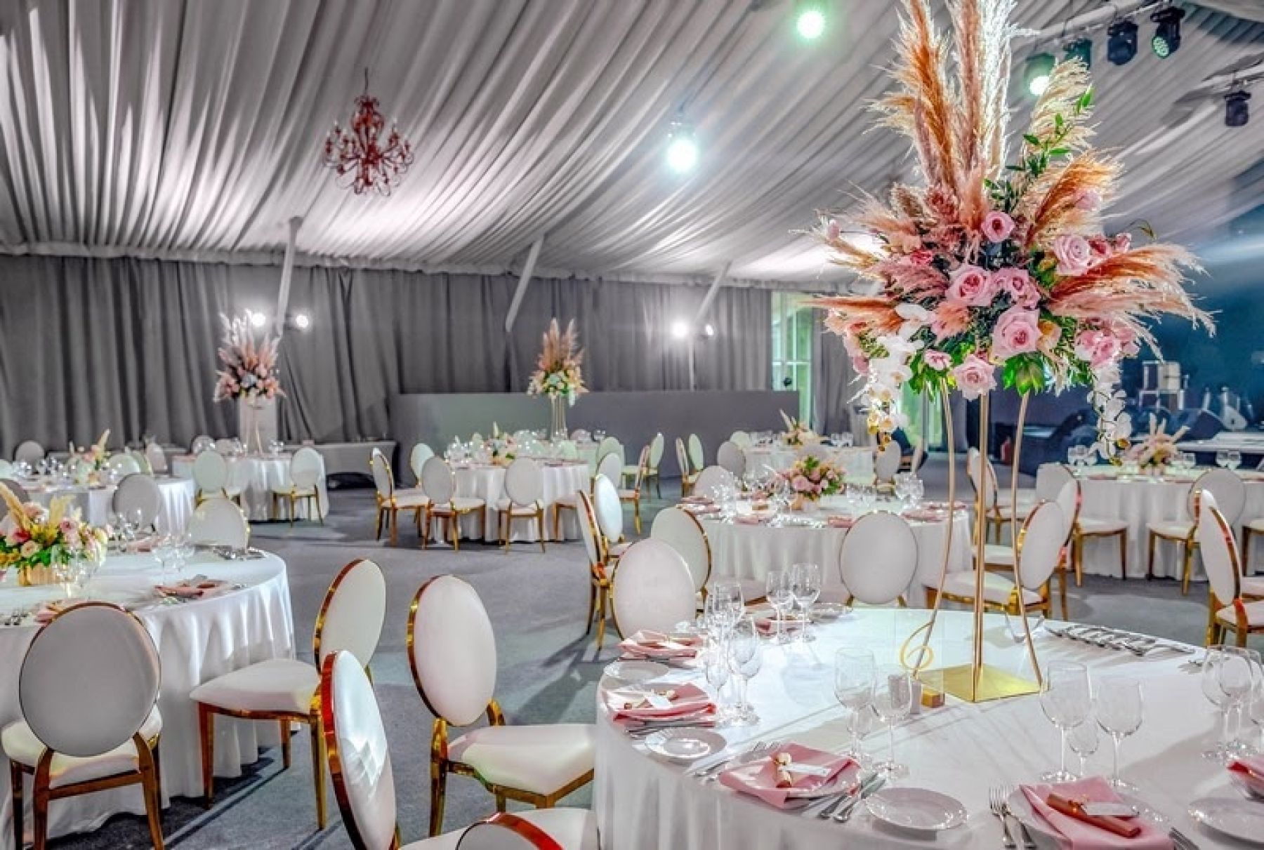 Уютный интерьер банкетного комплекса Majestic