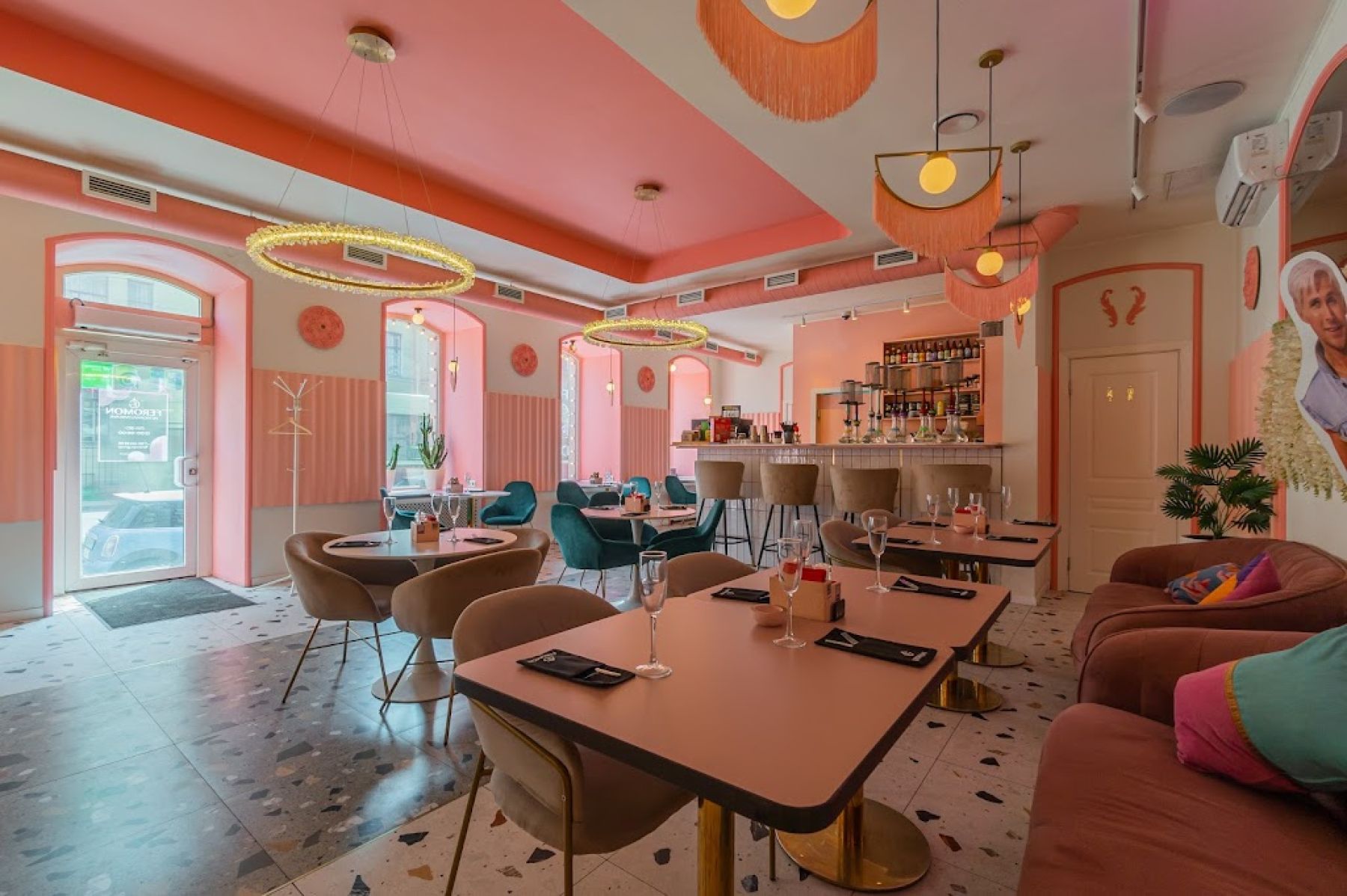 Декор лаунж-ресторана Feromon