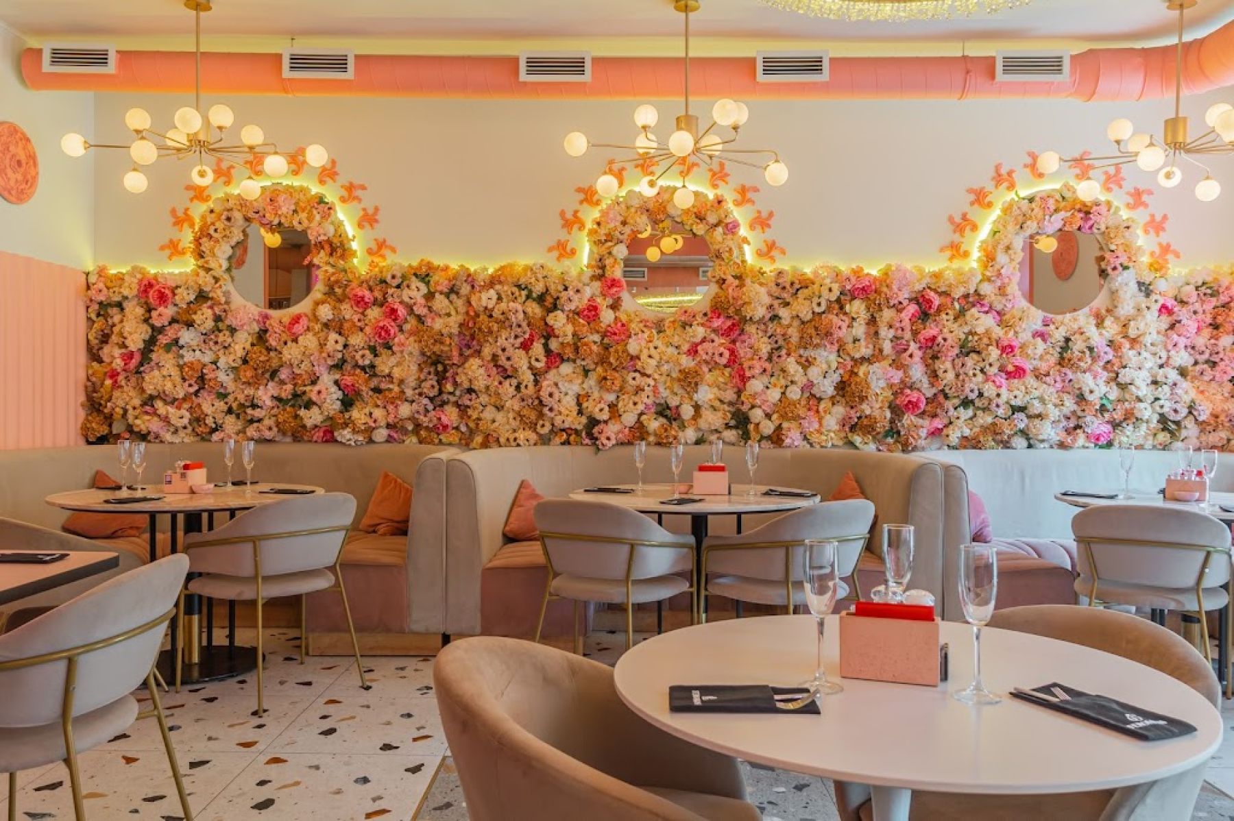 Уютная атмосфера Feromon на Петроградской