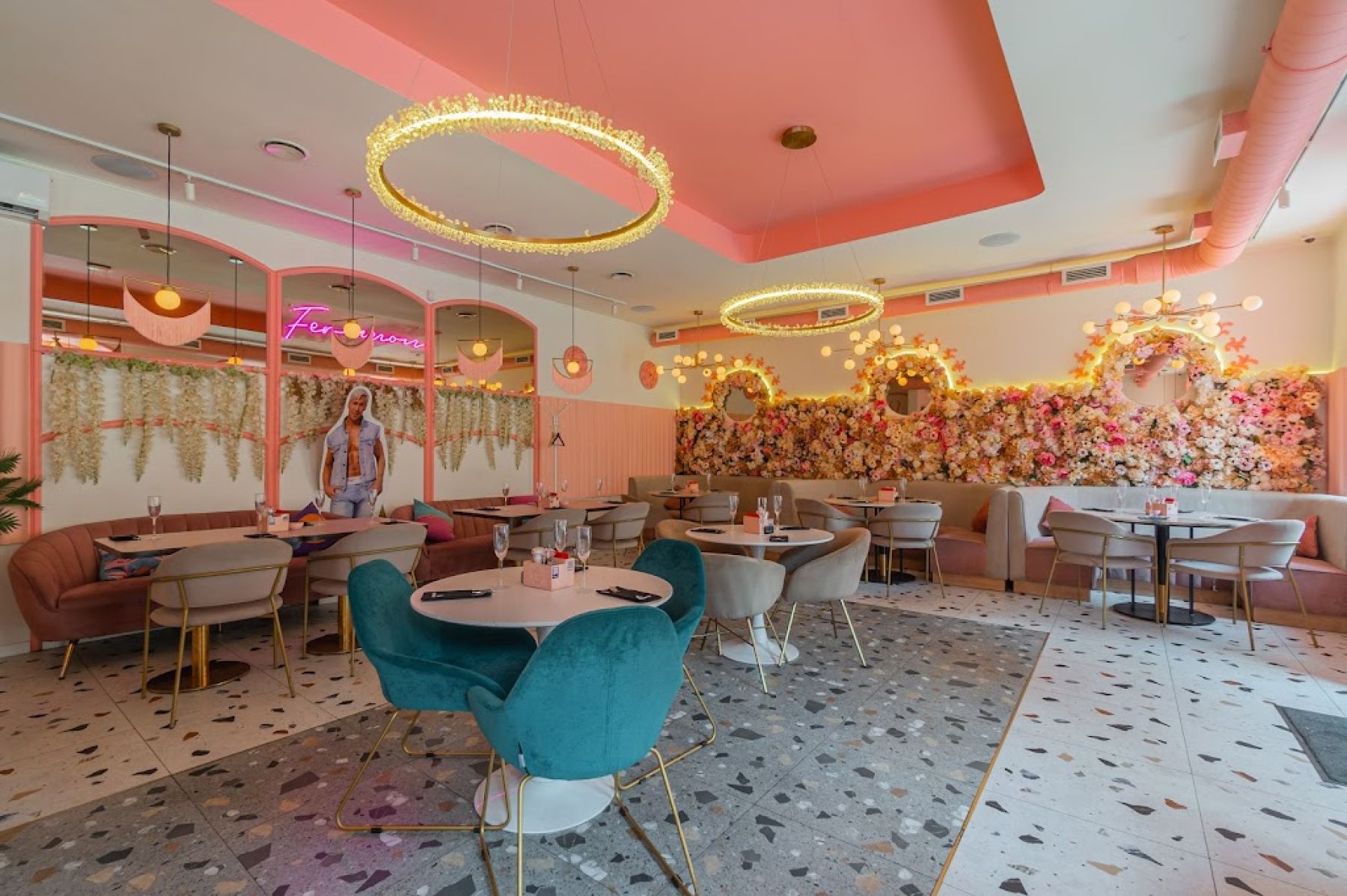 Стол в лаунж-ресторане Feromon на Петроградской