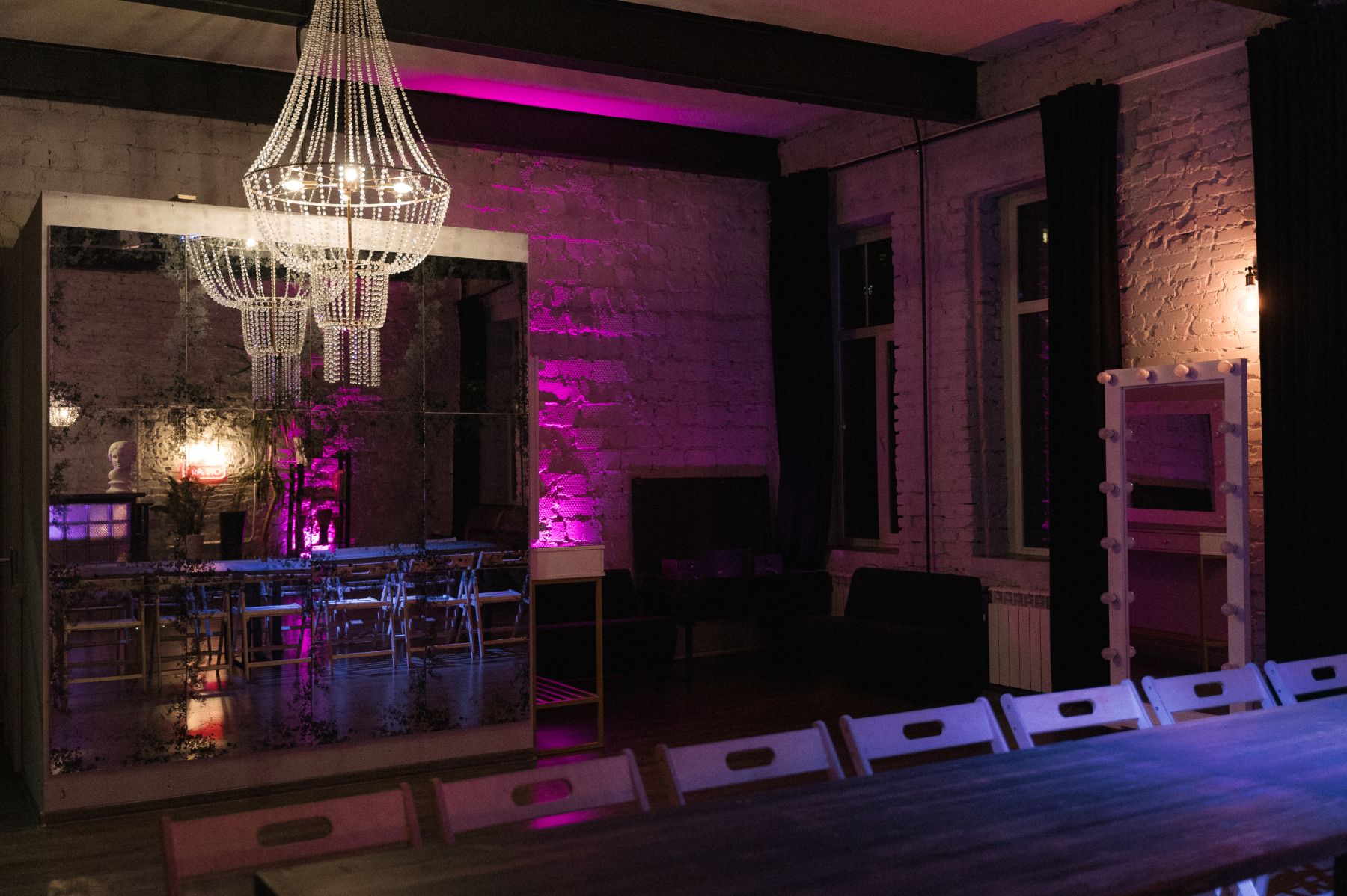 Профессиональный пилон в лофте СтокАут для танцев