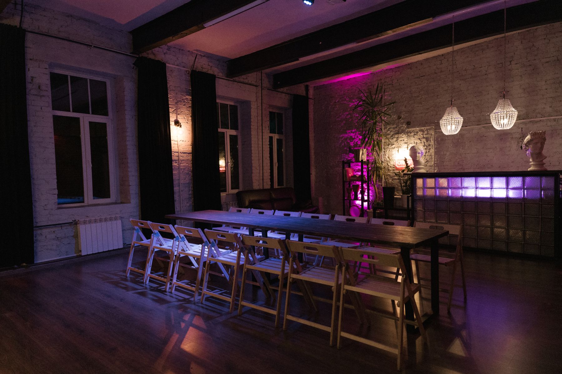 Классические диваны в лофте СтокАут