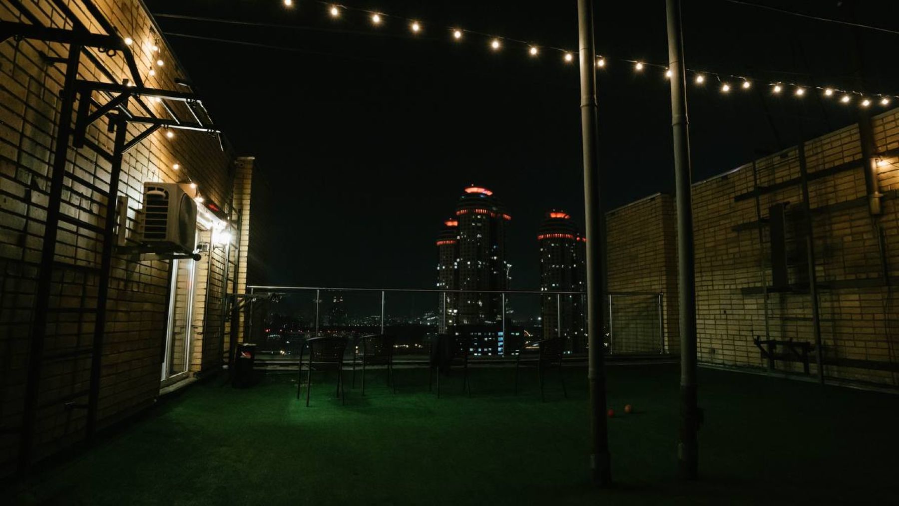 Крыша Jani Gipsy Records с искусственной травой