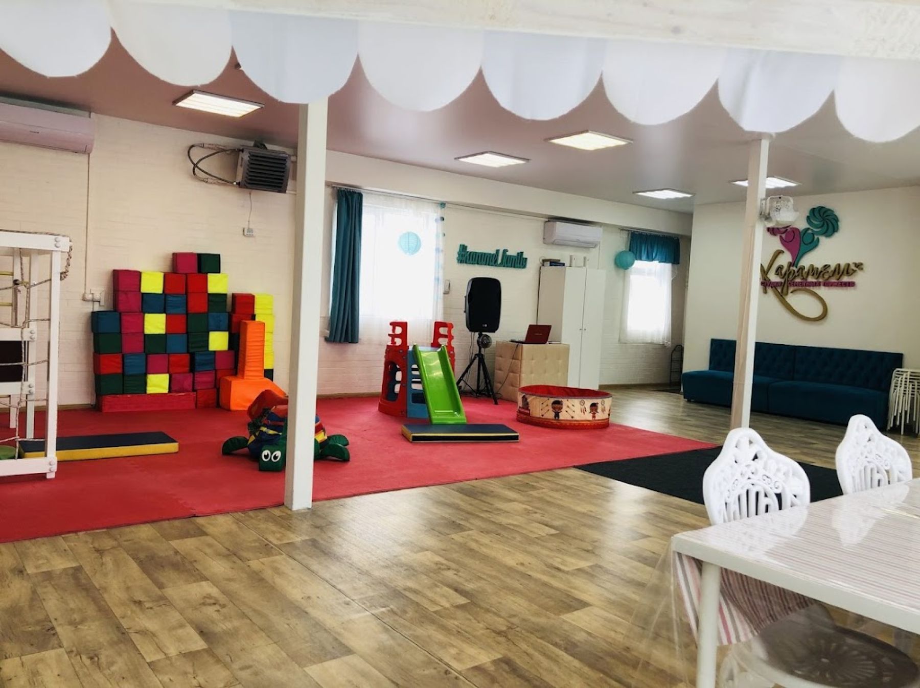 Детская игровая зона в лофте Карамель