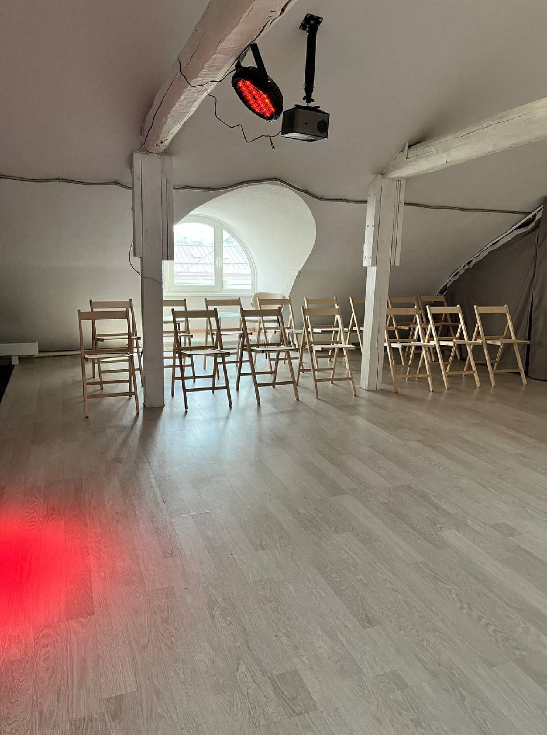 Сцена в концертном лофте ТРИТОН