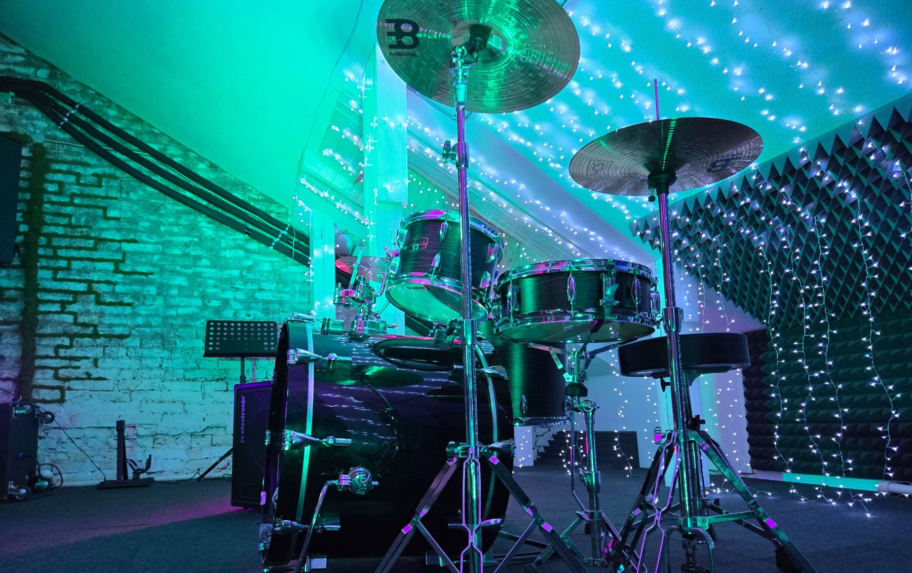 Светлый концертный лофт ТРИТОН с музыкальным оборудованием