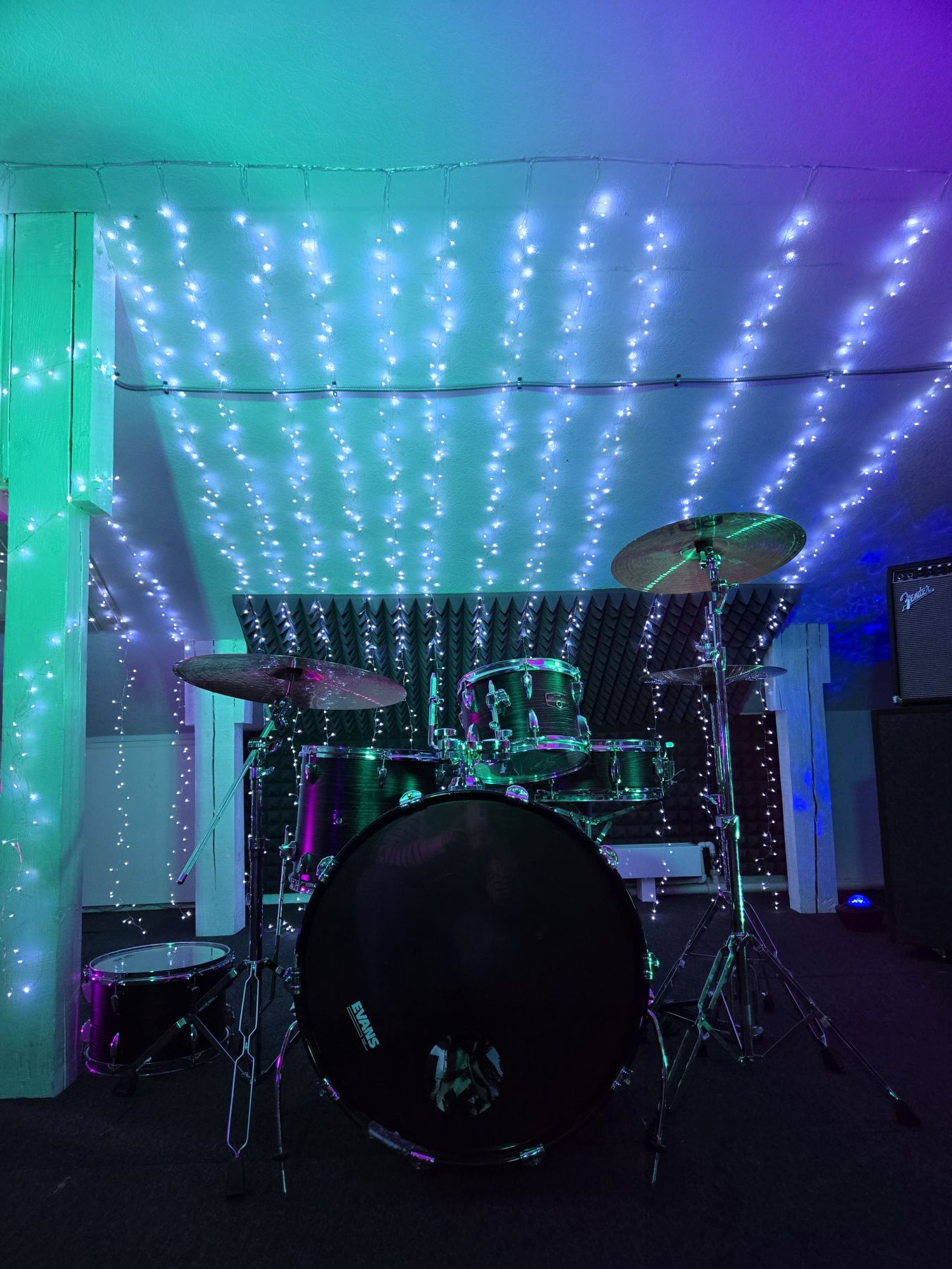 Интерьер лофта ТРИТОН с белыми кирпичами