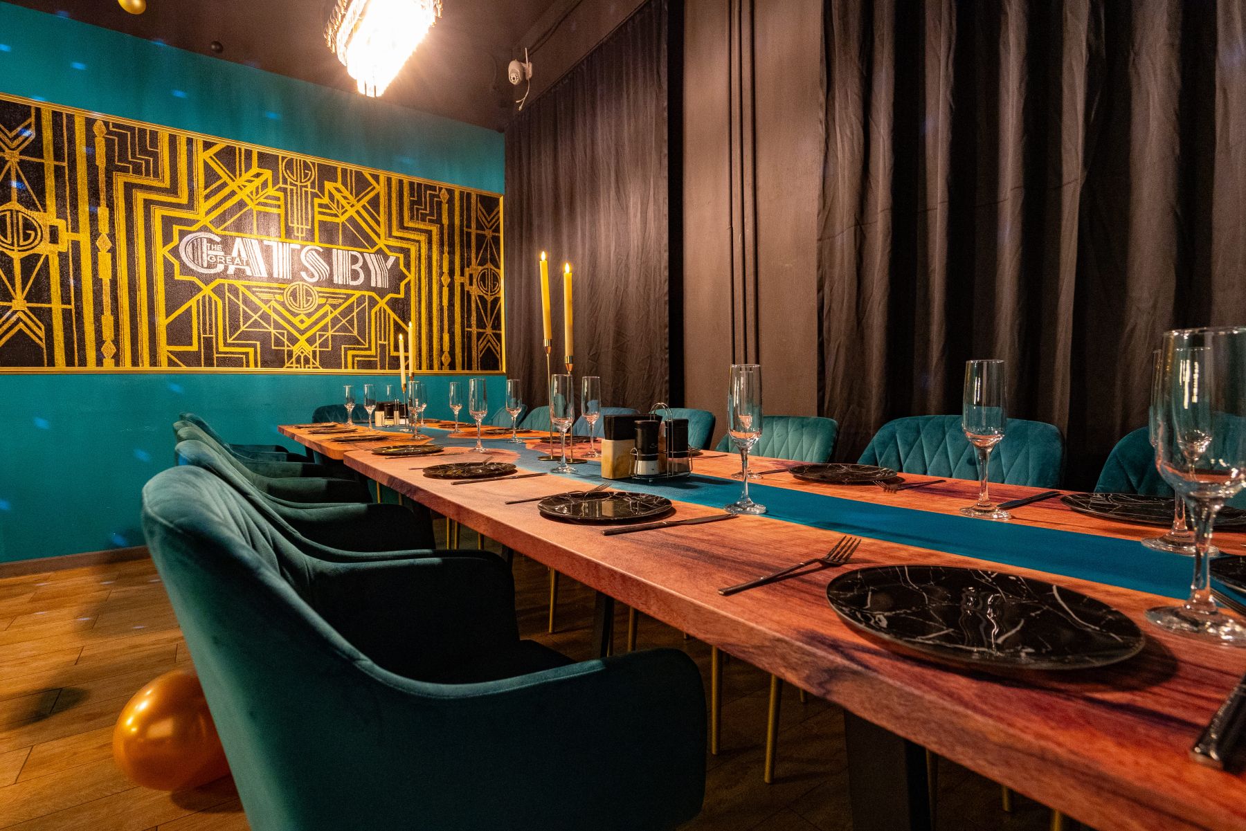 Светомузыка и атмосфера вечеринки в лофте Гэтсби