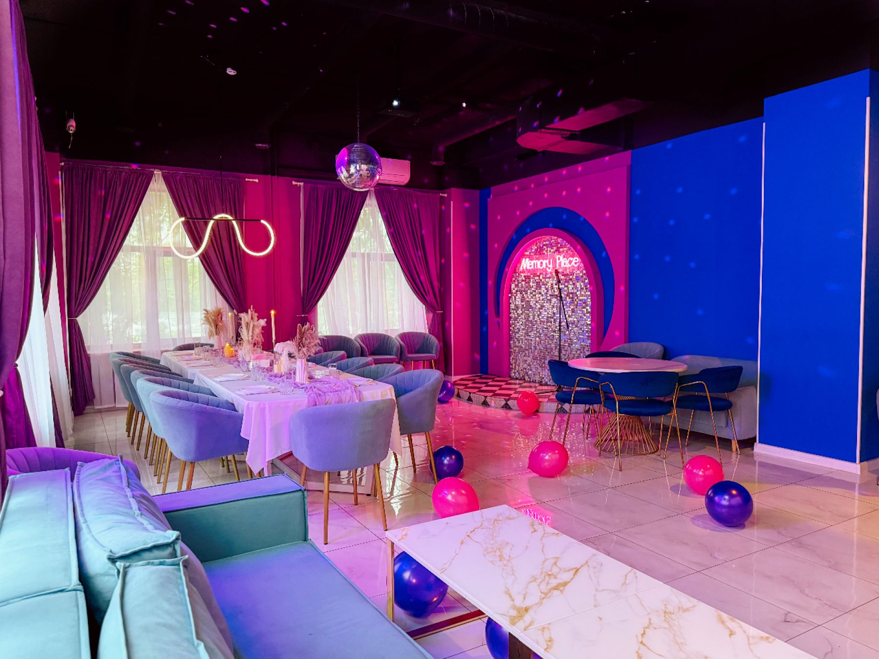 Лофт Мемори - интерьер с мягкой мебелью