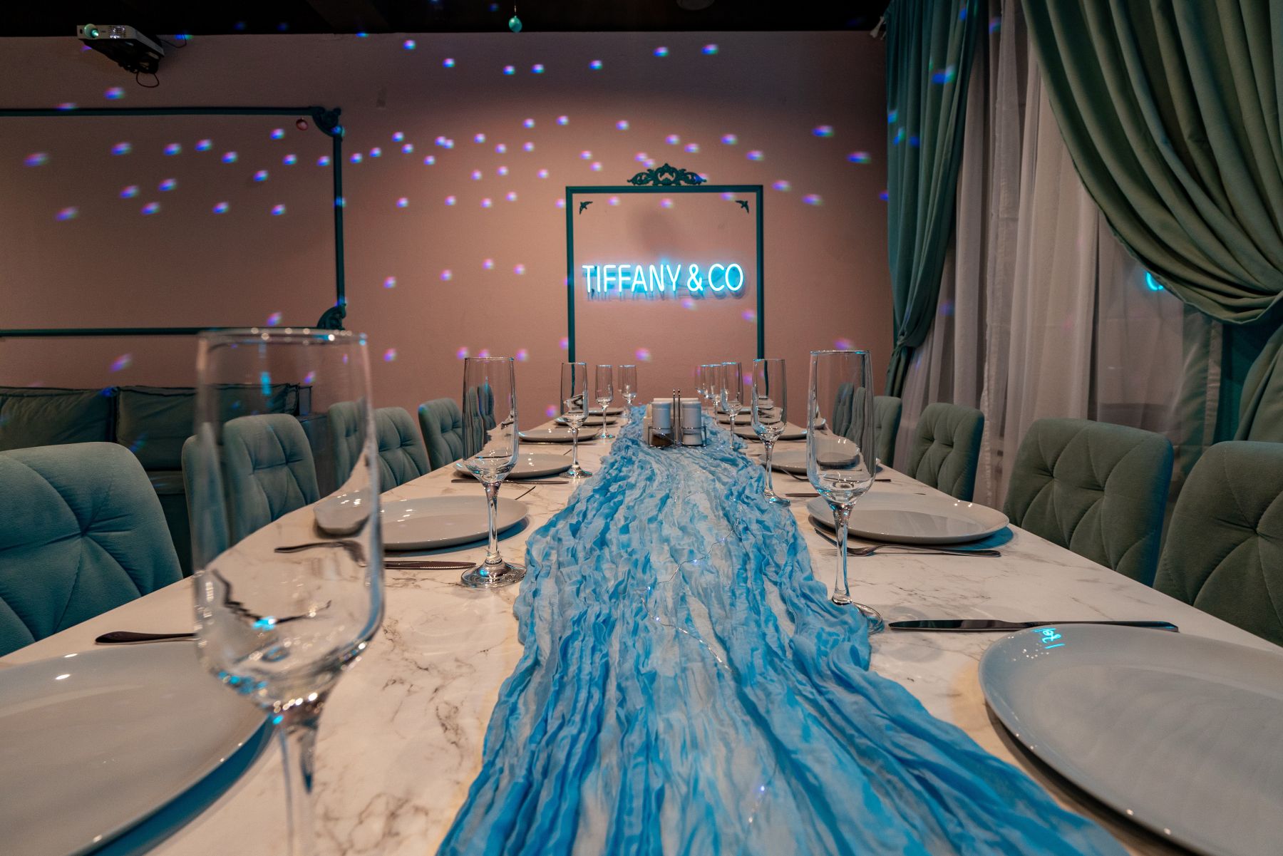 Стильный интерьер лофта Тиффани для мероприятий