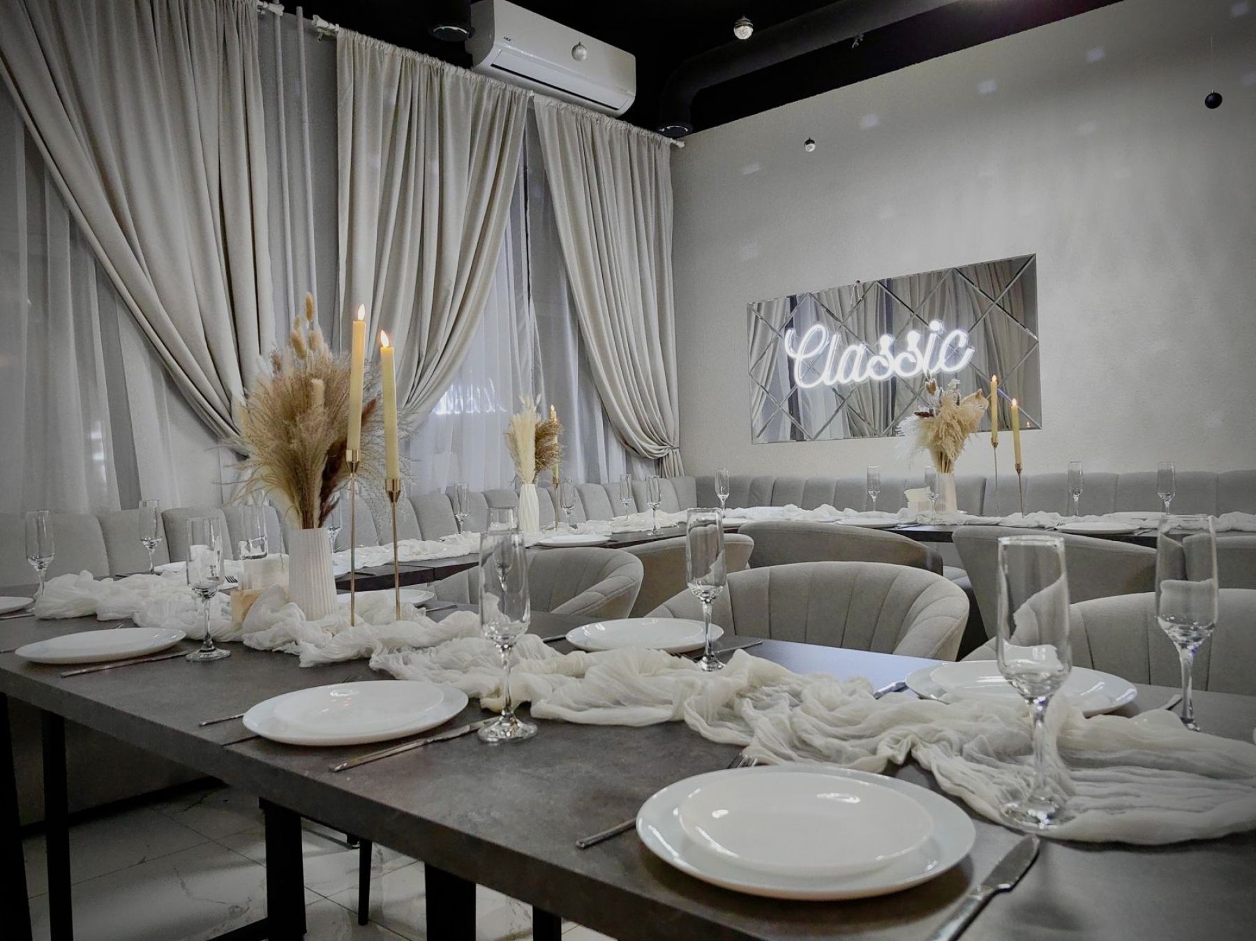 Светлая лаундж-зона в лофте