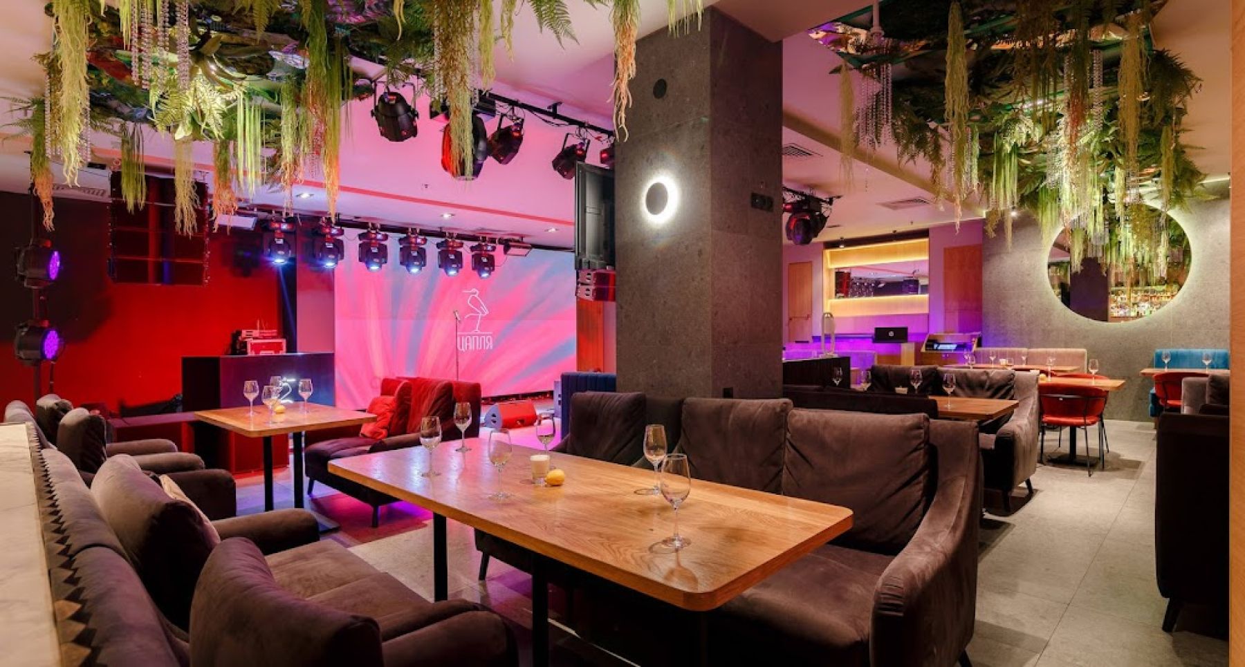 Сцена для выступлений в ресторане Цапля