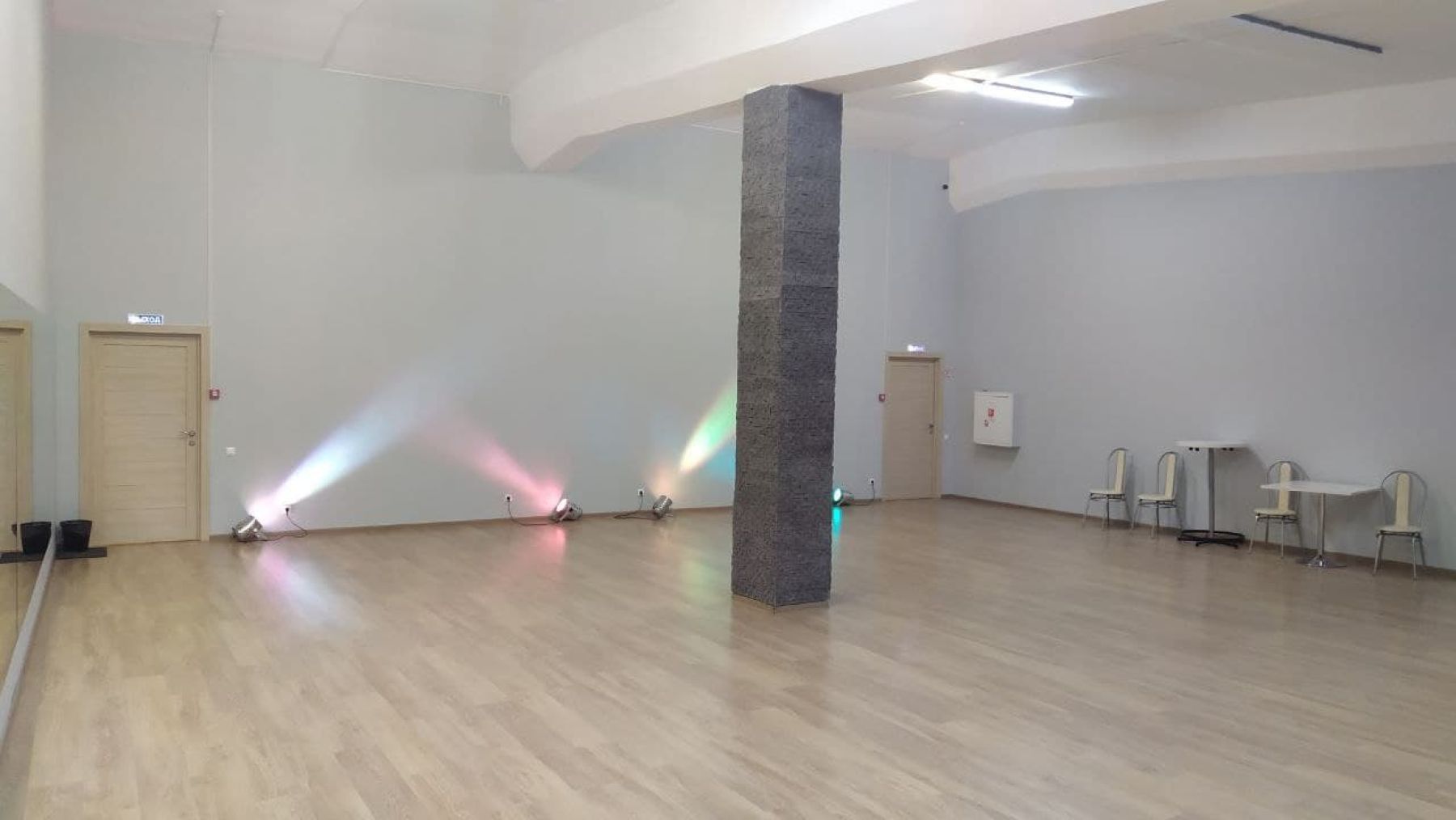 Современное оборудование в танцевальном зале Bossa Nova