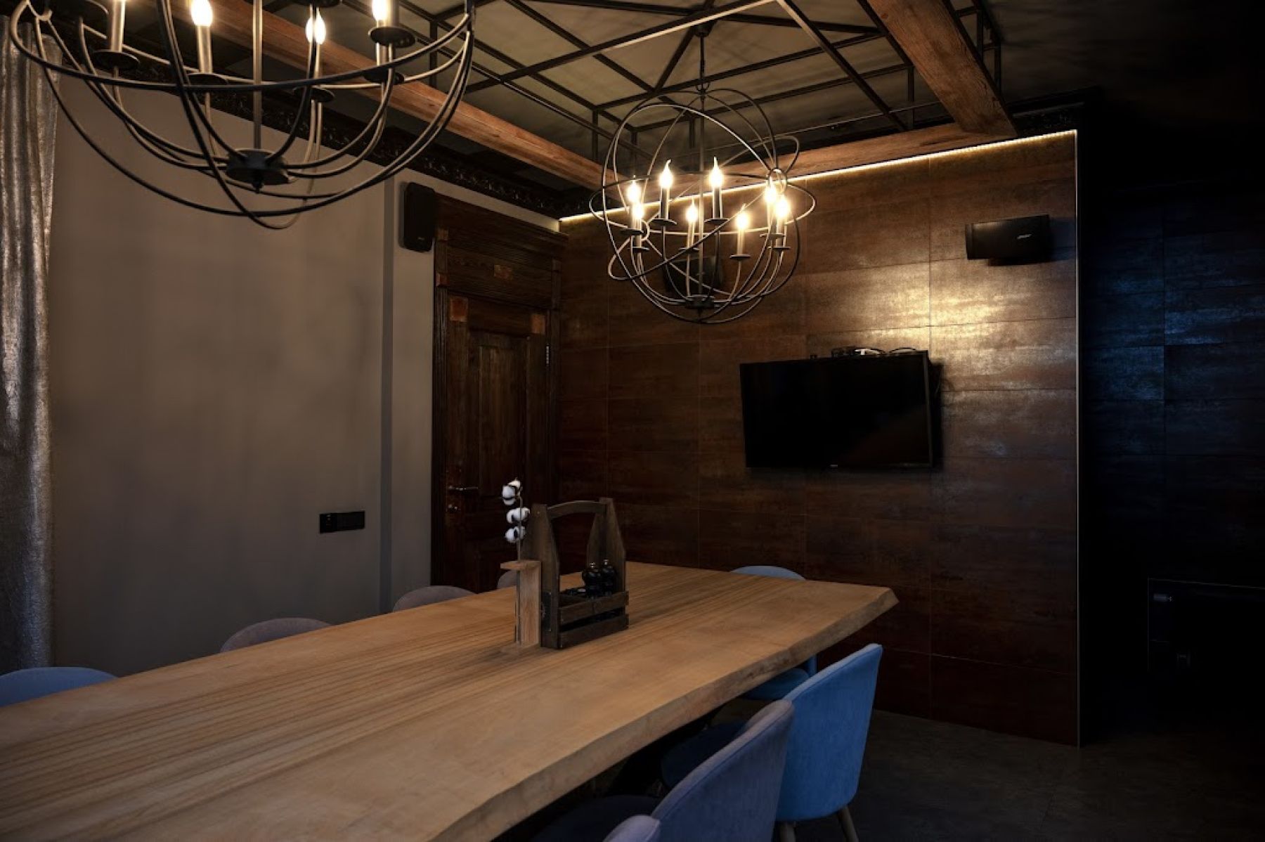 Столики в лофт-ресторане «Мануфактура»