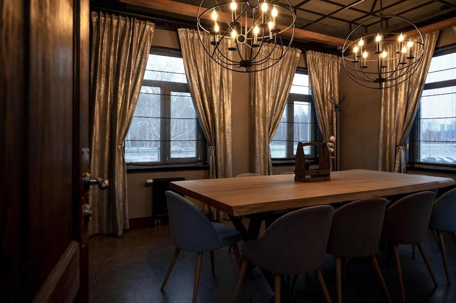 Зал ресторана «Мануфактура» с сценой