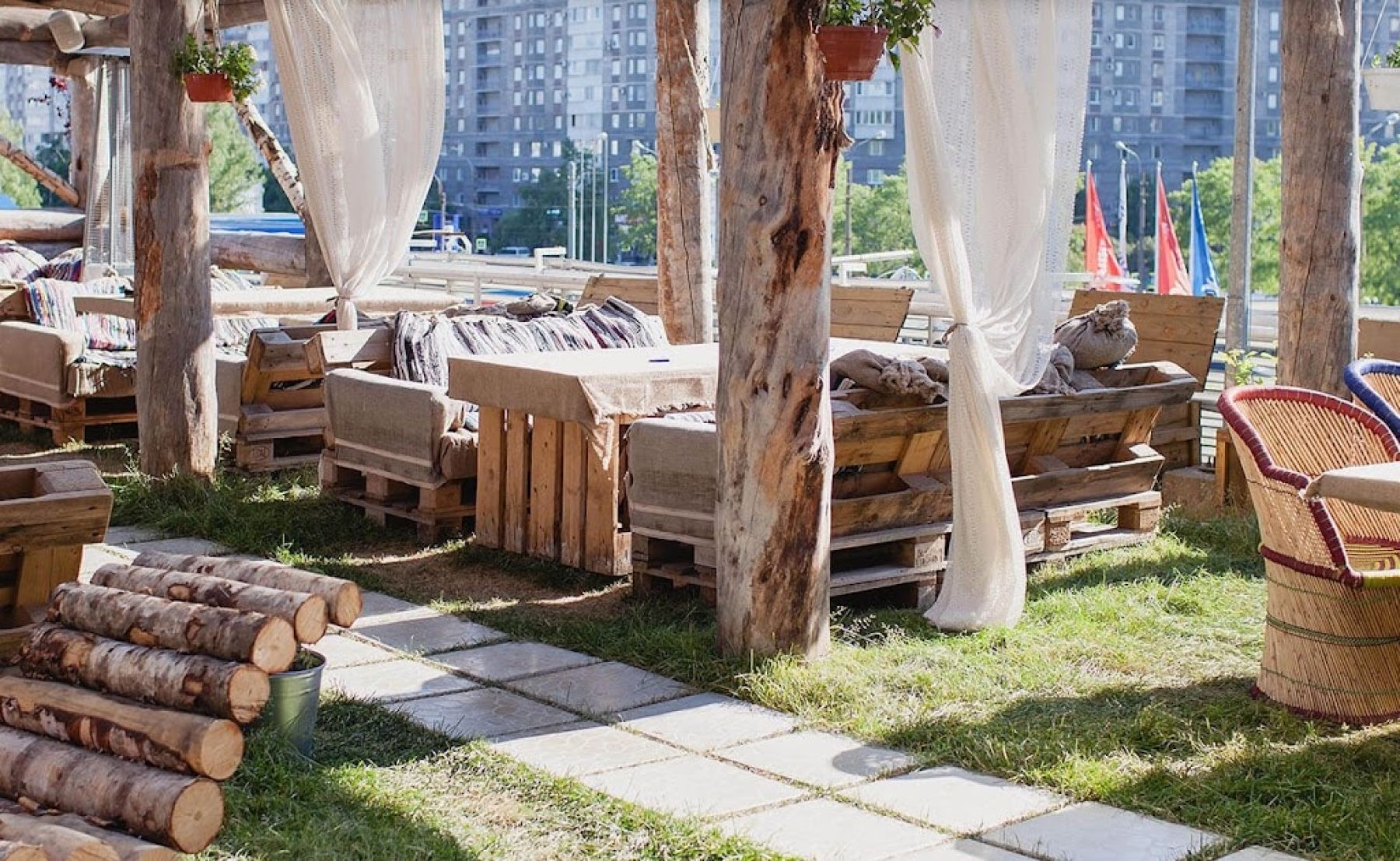 Ресторан "Гуси-Лебеди" - интерьер