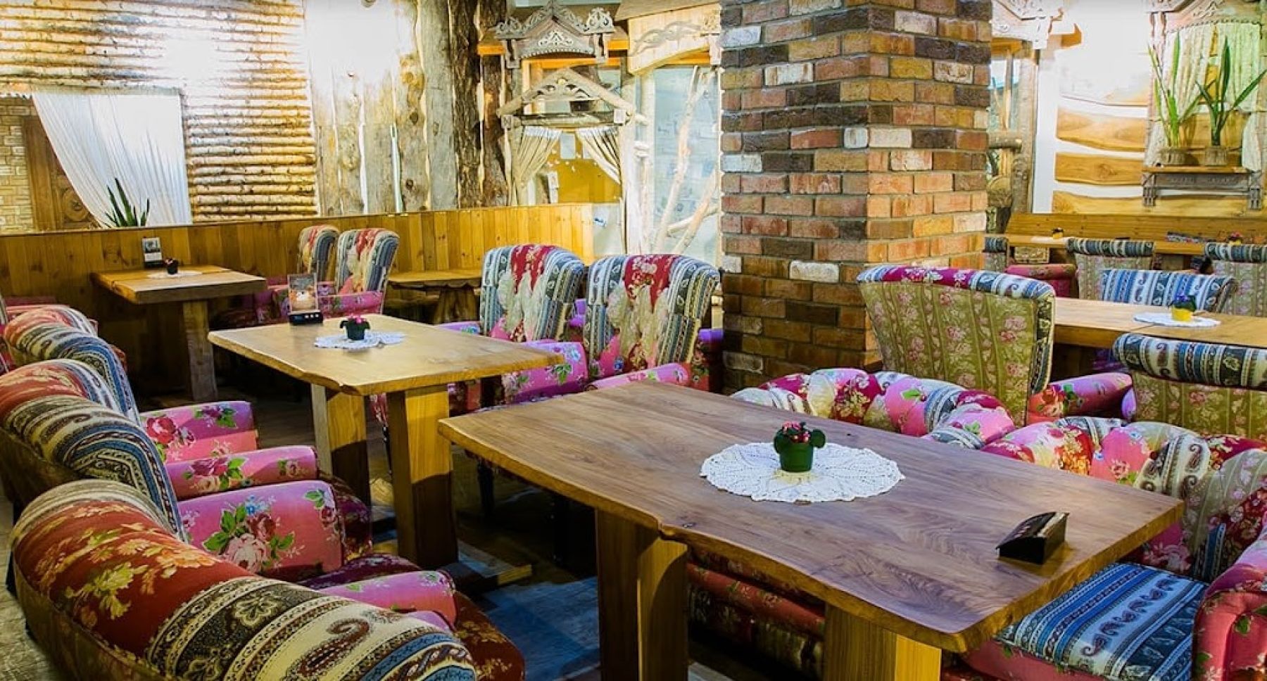 Сцена и музыкальное оборудование в ресторане "Гуси-Лебеди"