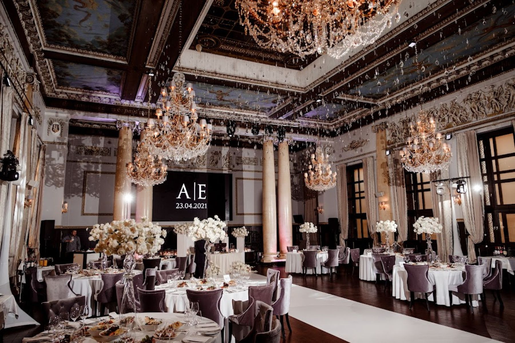 Элегантный банкетный зал в ресторане «Метрополь»