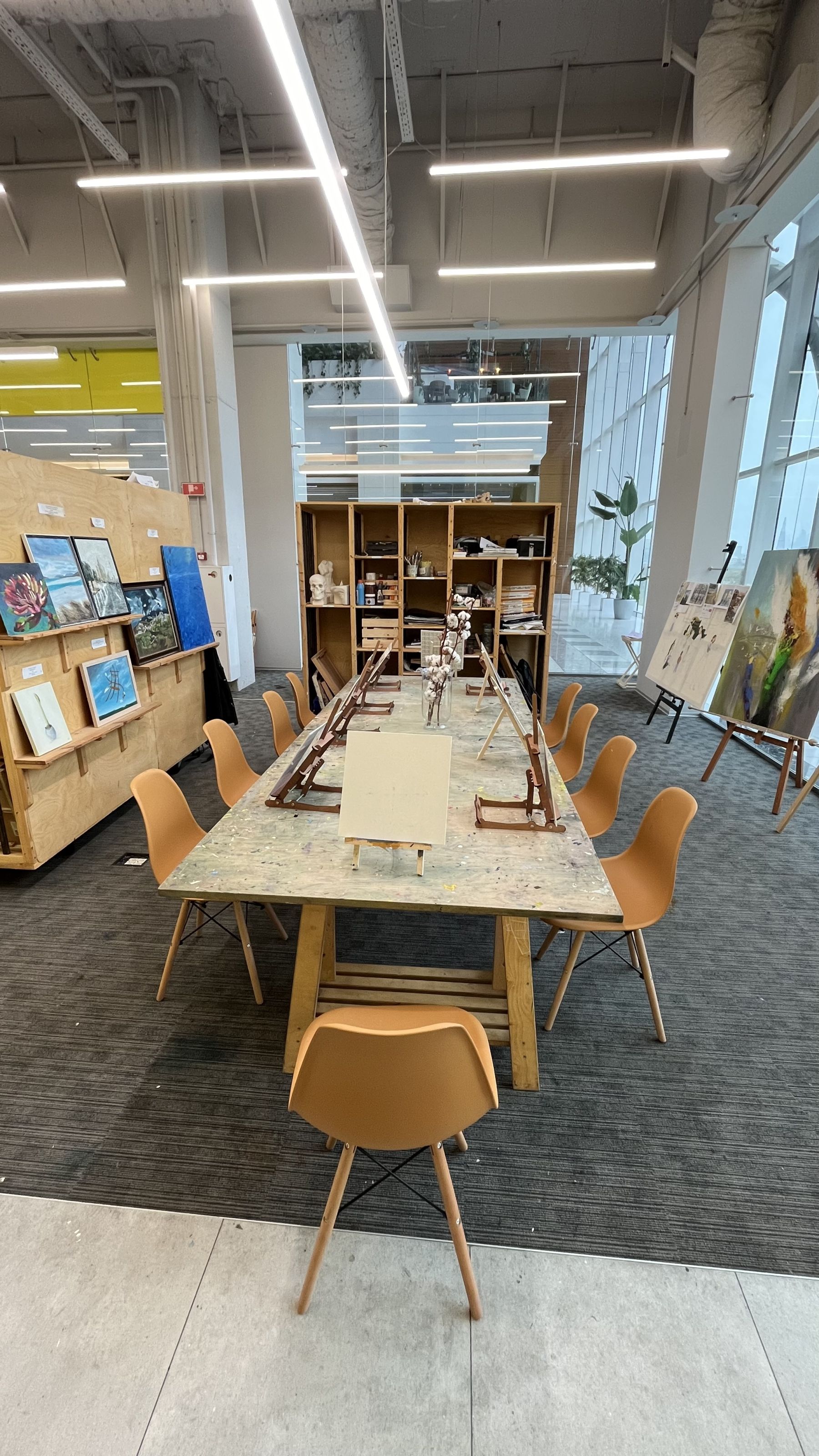 Просторное помещение с комфортной мебелью и видом на реку