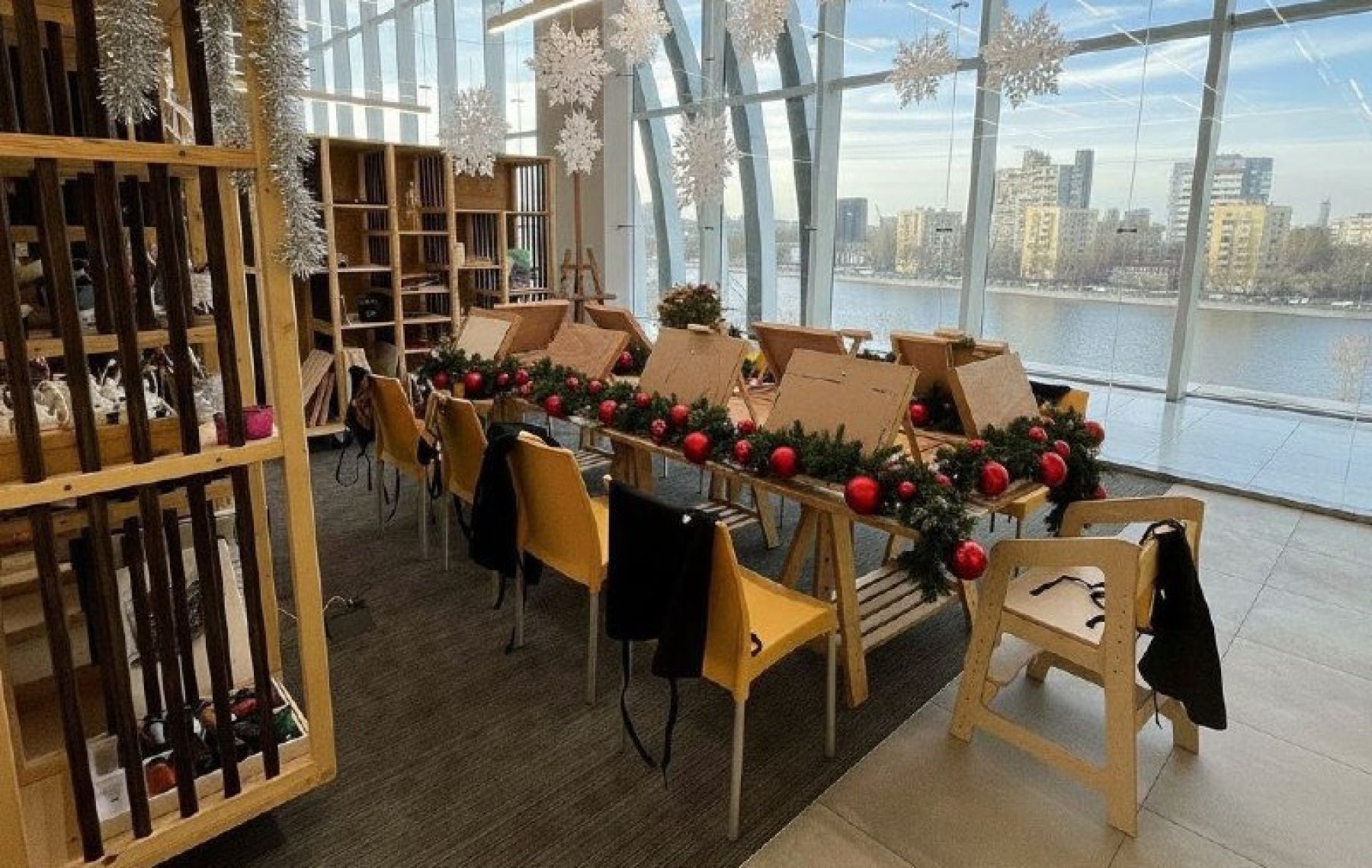 Арт-пространство с панорамными окнами на Москву-реку