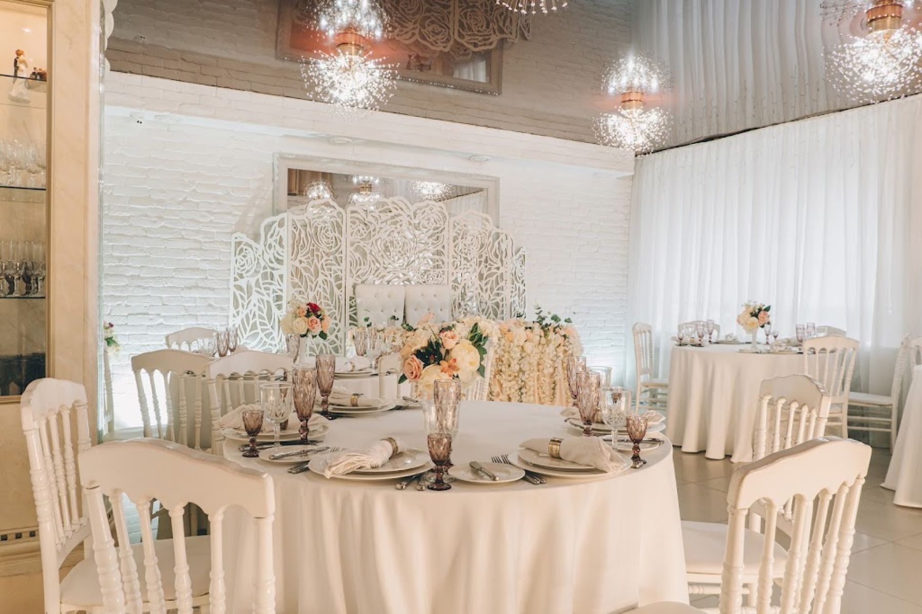 Уютные столы в банкетном зале Мон Амур