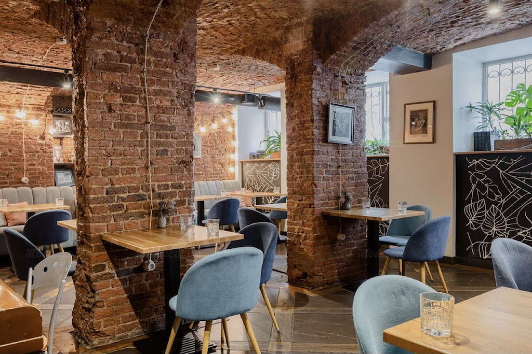 Музыкальное оборудование в ресторане Juno