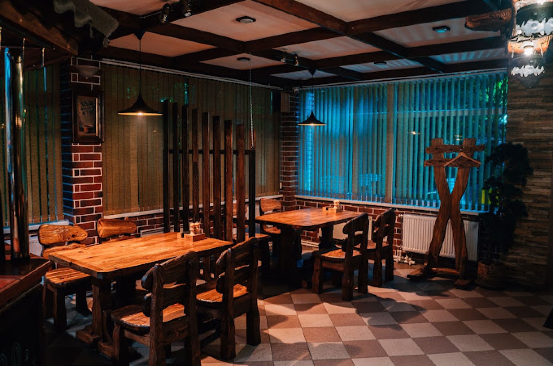 Уютная лужайка у ресторана «Сказка»