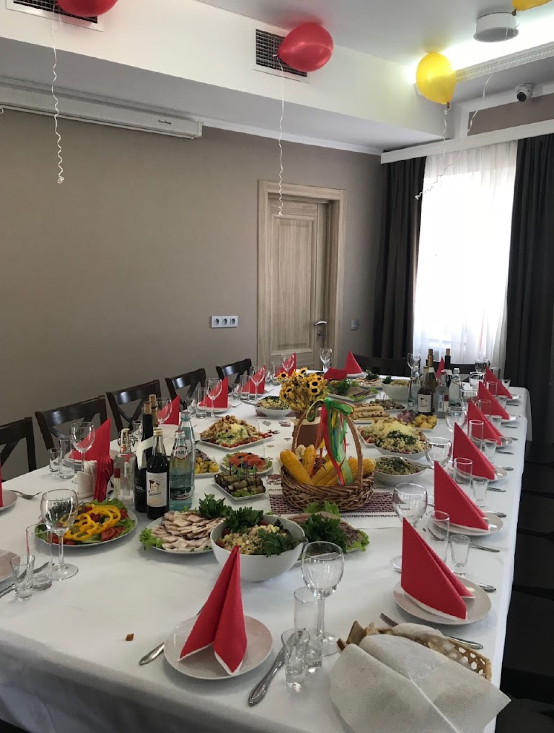 Стол с угощениями в банкетном зале Гатчина