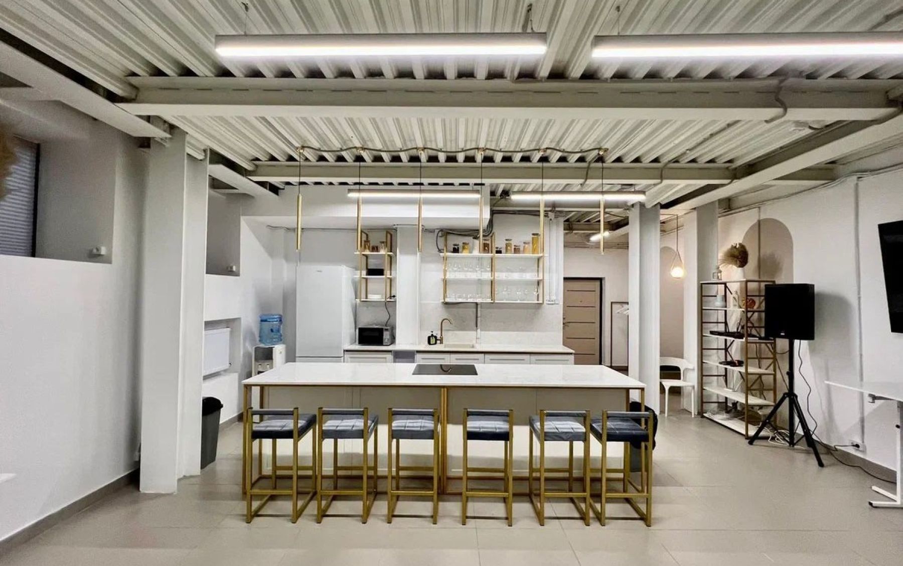 Золотой зал Get Loft с кухней-островком