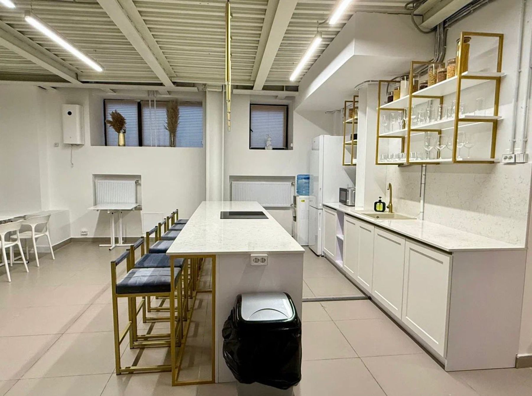 Кухня в зале Get Loft