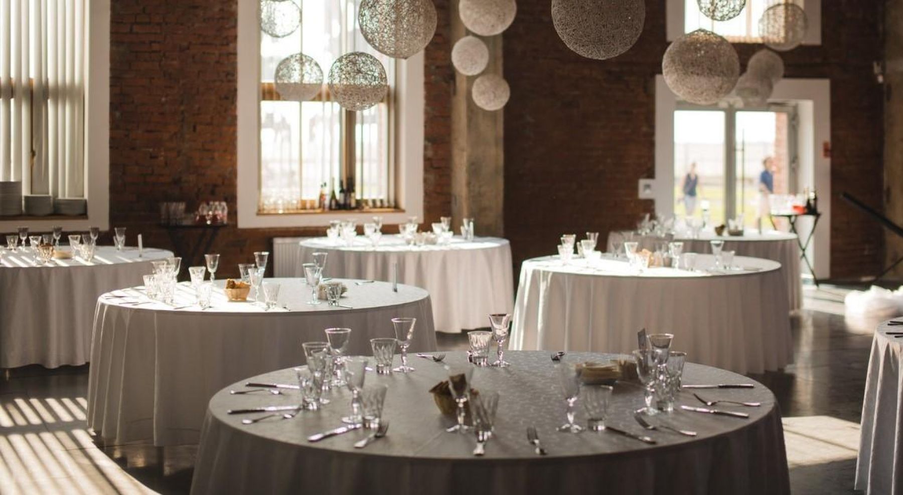 Сцена и музыкальное оборудование в ресторане