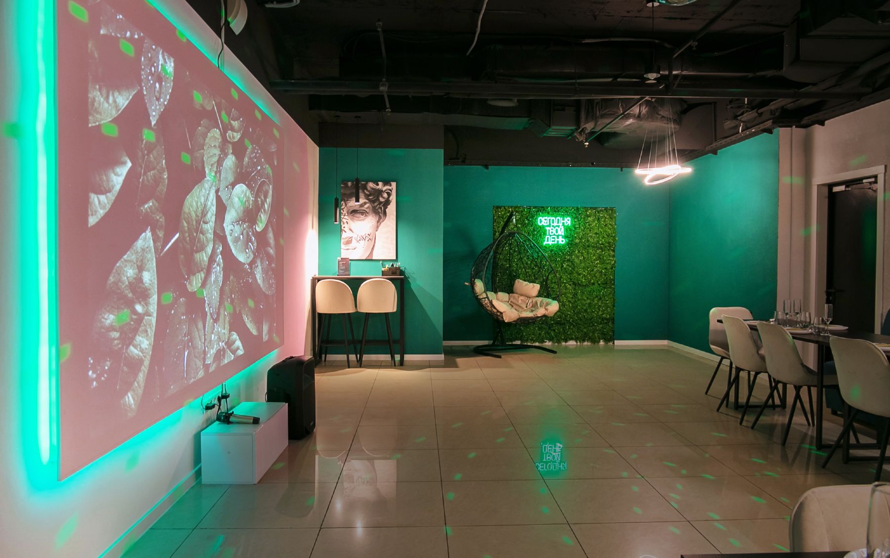 Лофт GreenLand: уютный зал для мероприятий в зелёных тонах