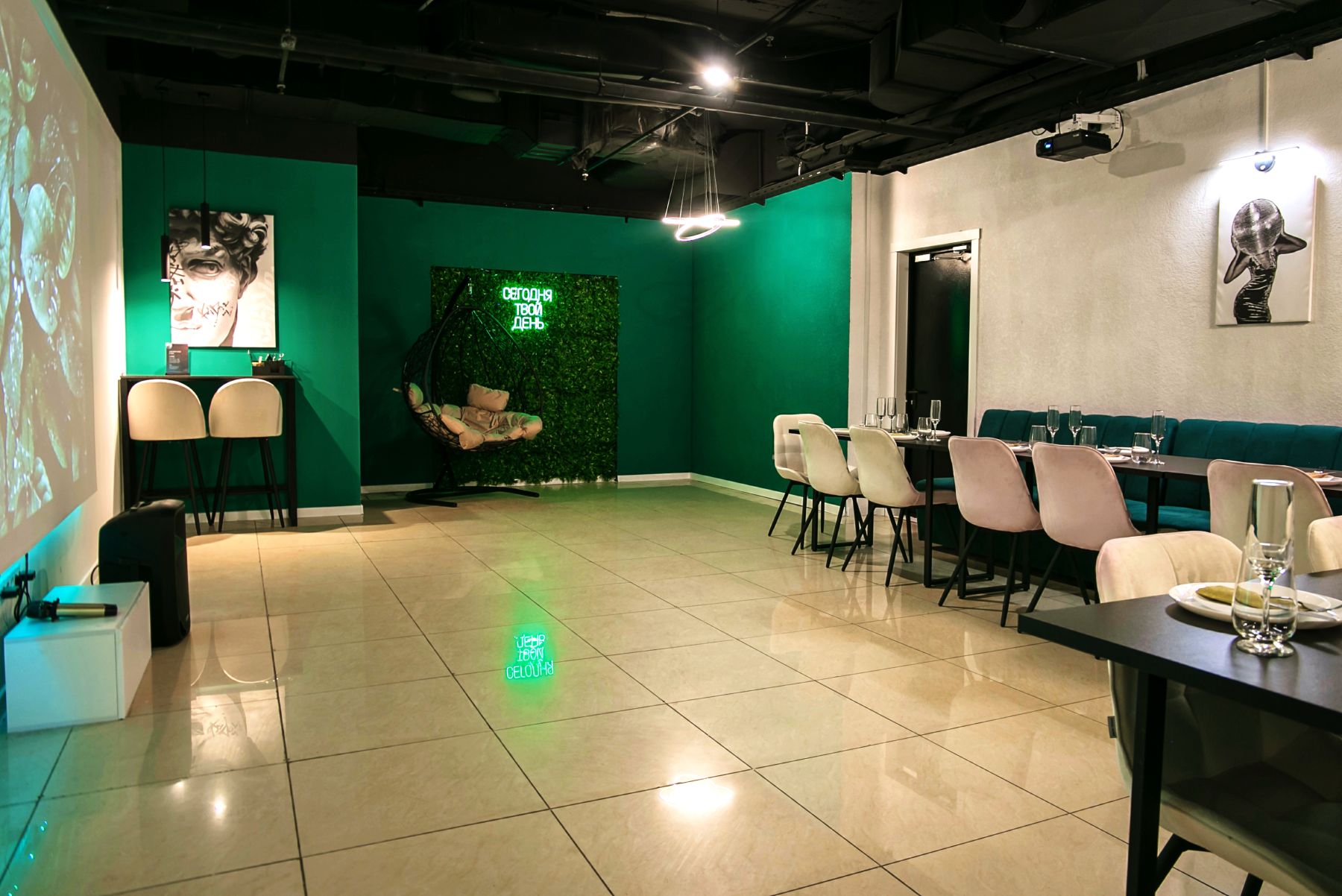 Интерьер лофта GreenLand с бархатными диванами