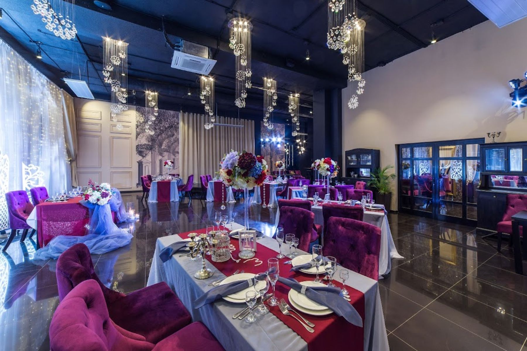 Стол в банкетном зале Топо-Ля