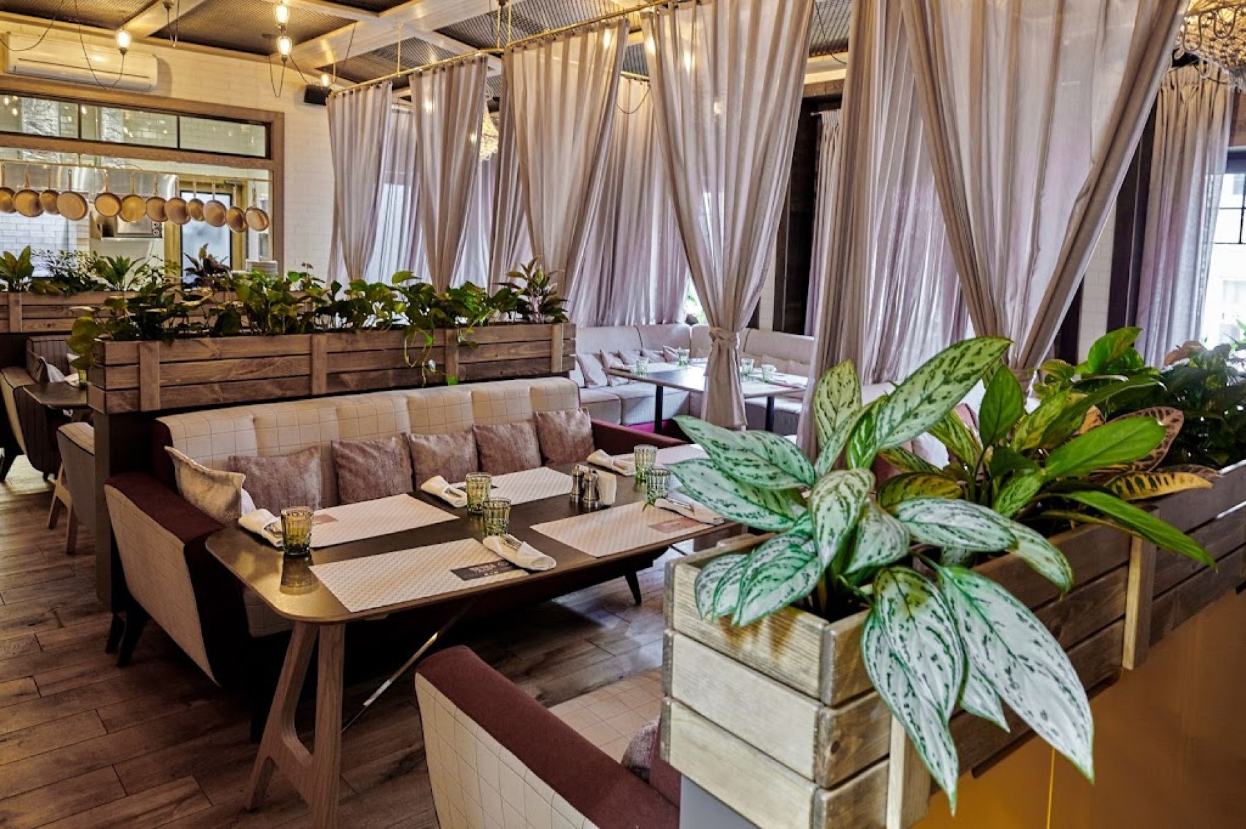 Уютный интерьер ресторана Баклажан