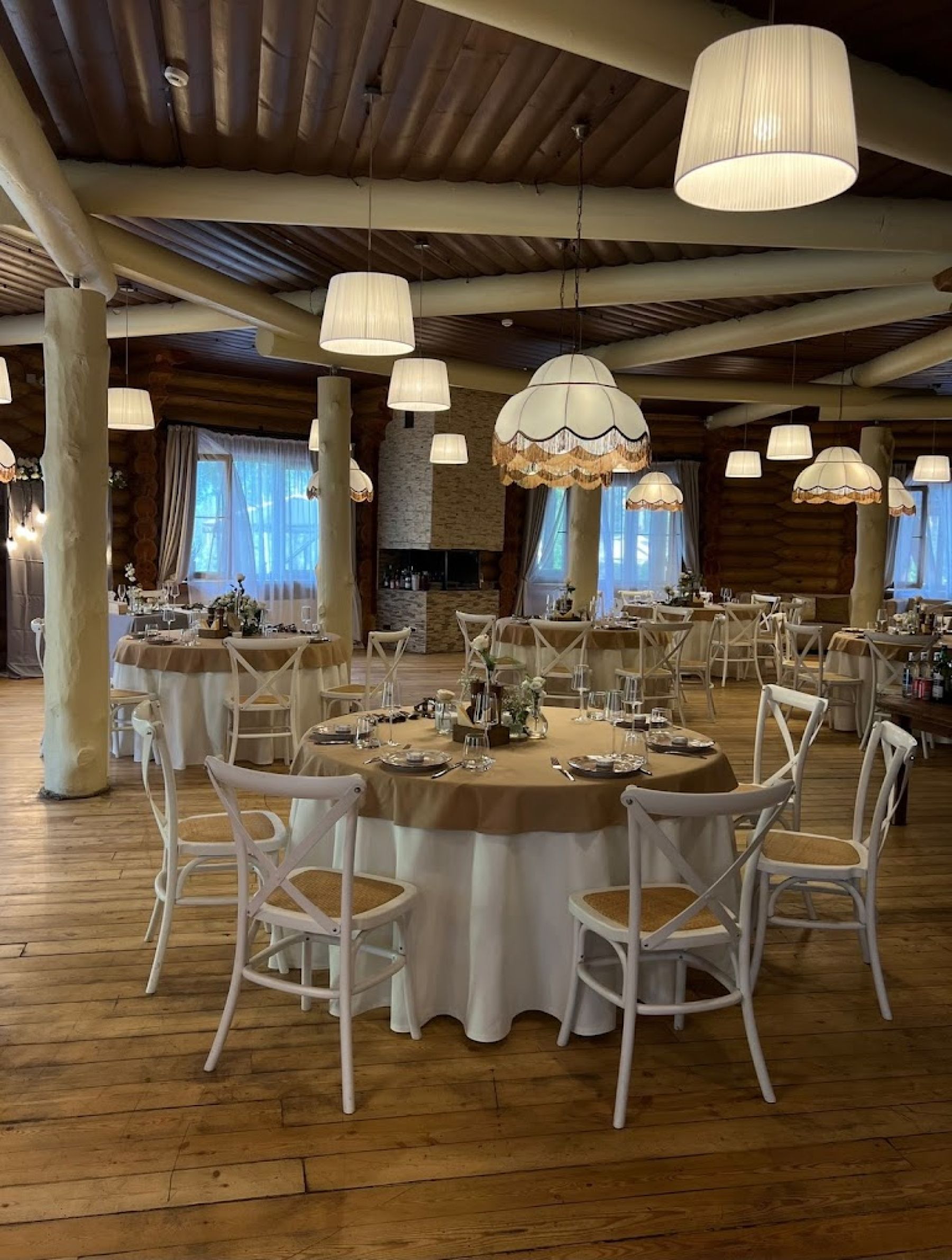 Интерьер зала загородного комплекса Семь Озёр