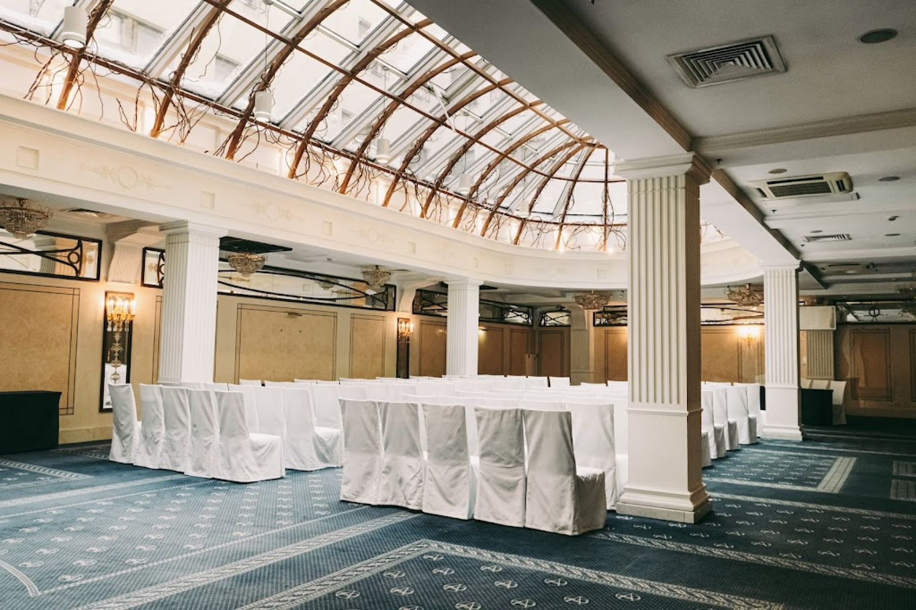 Сцена и оборудование в банкетном зале отеля Амбассадор