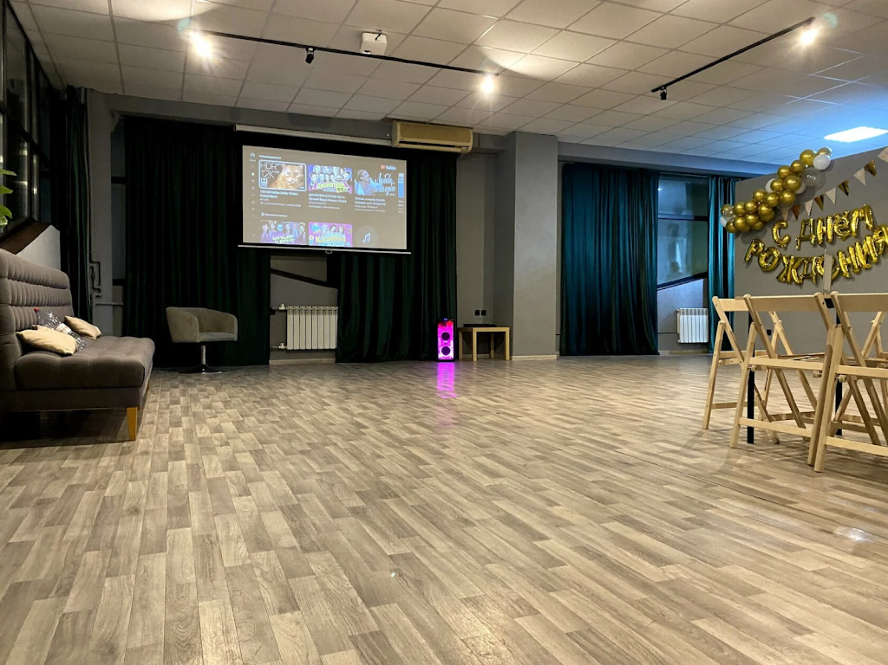 Интерьер зала SokoLoft с высокими потолками и кирпичными стенами