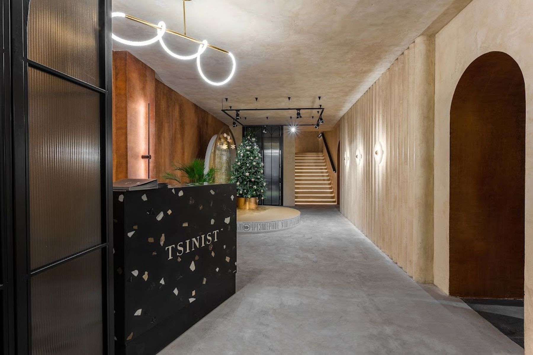 Интерьер ресторана TSINIST с хрустальными люстрами